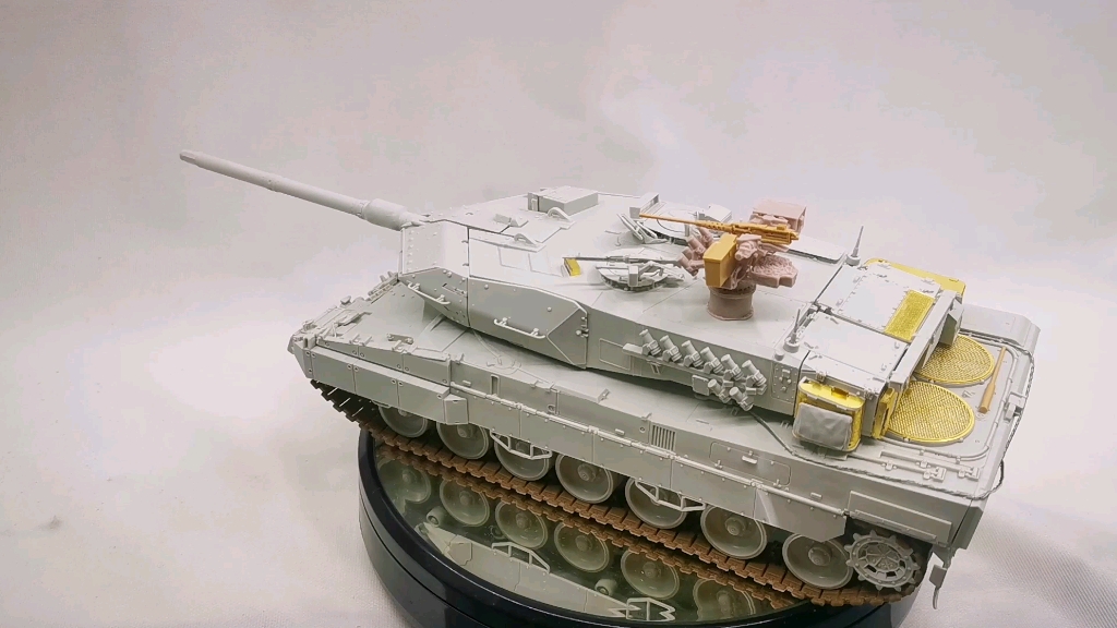 【模型制作】meng1/35 豹2a7 素组完成准备喷漆