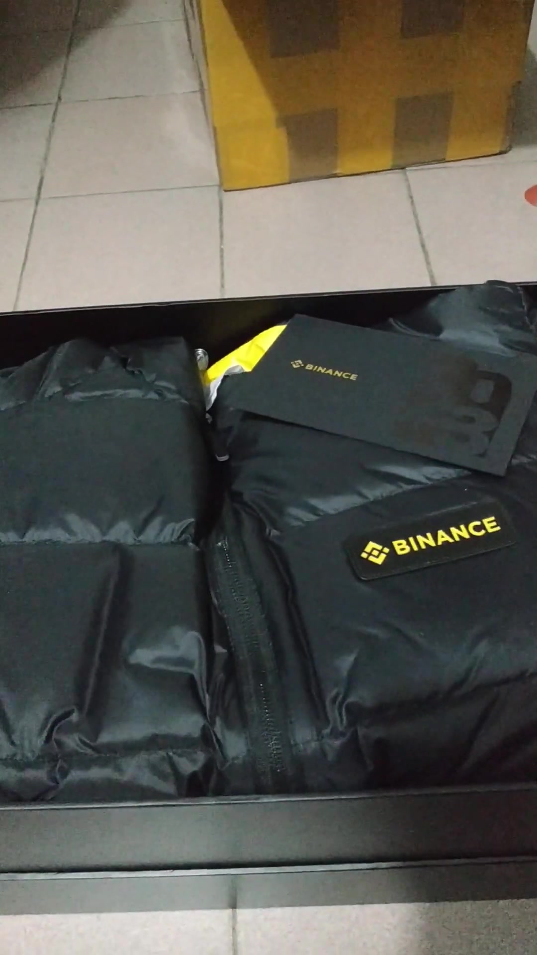 Binance币安周边物品开箱|我的第一件Binance周边哔哩哔哩bilibili