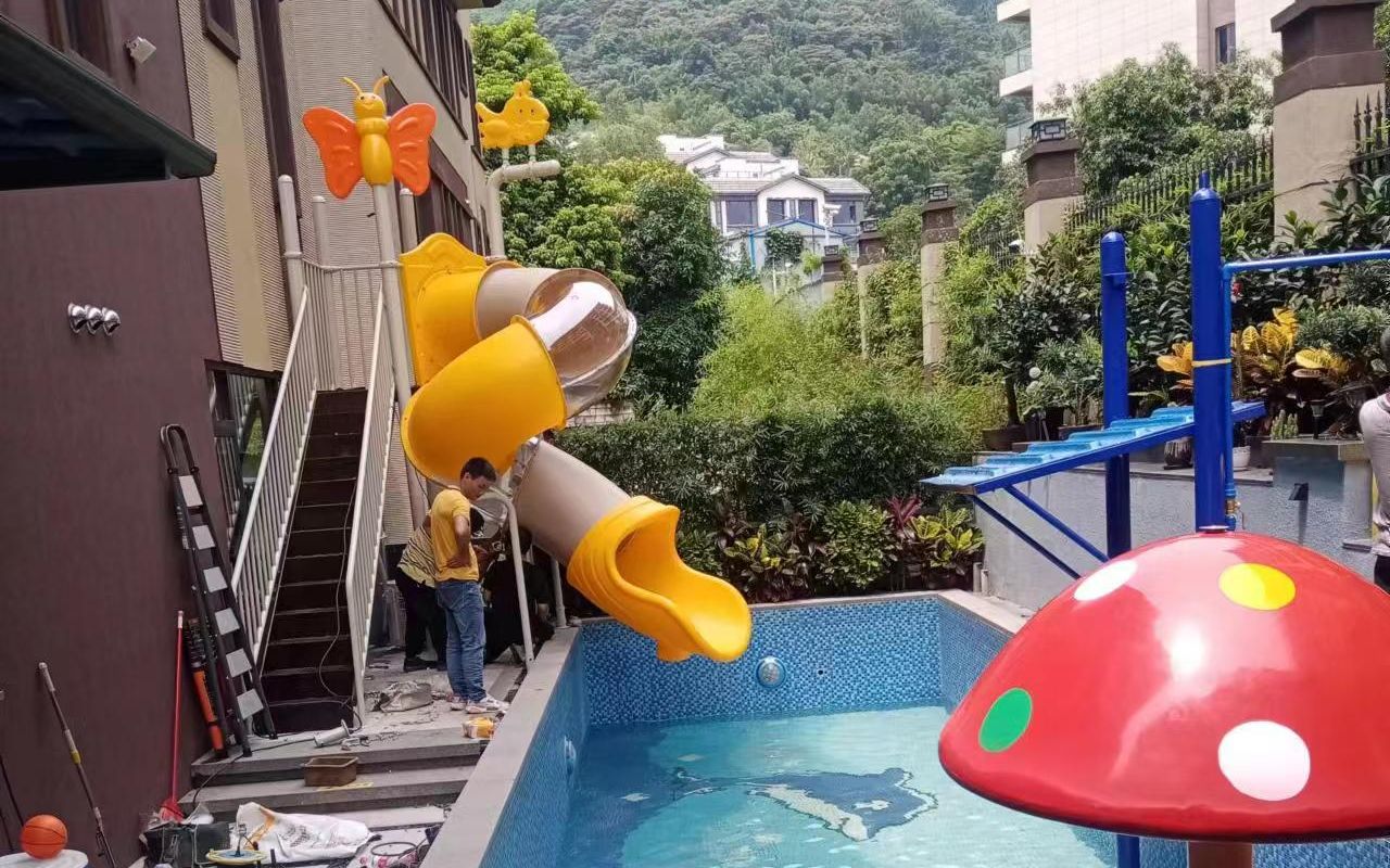 广州增城红黄两色的泳池温泉水上乐园儿童戏水滑滑梯安装完成,夏日