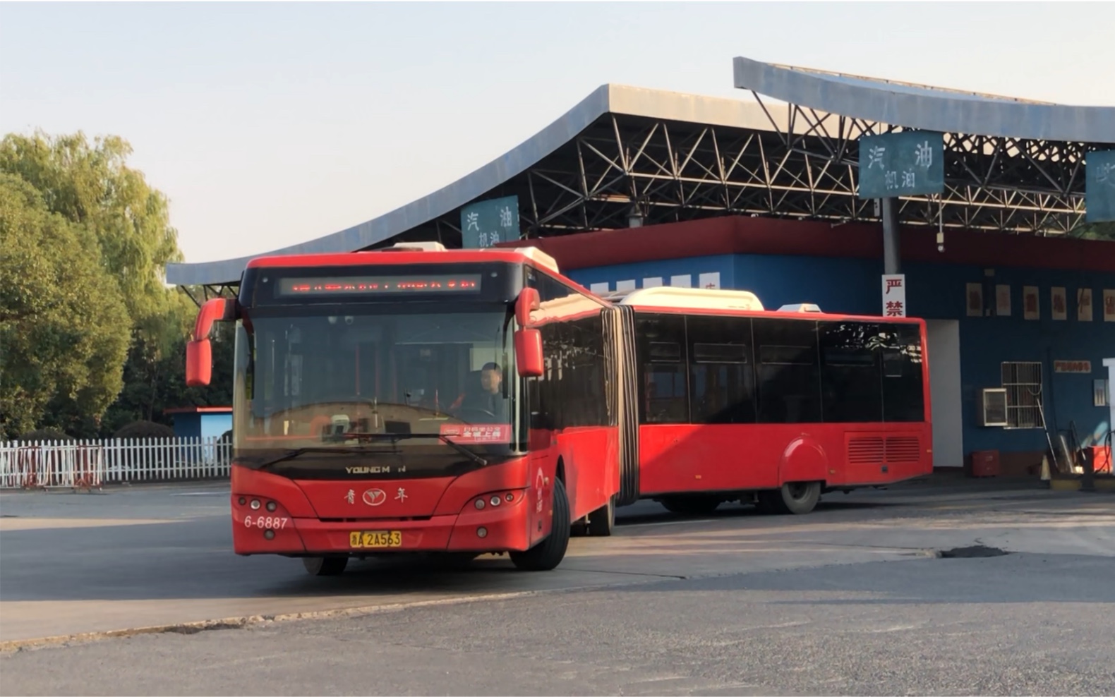 【杭州公交】{铰接倒车}b4线 回场车 jnp6180g 6-6887 华丰公交加油站