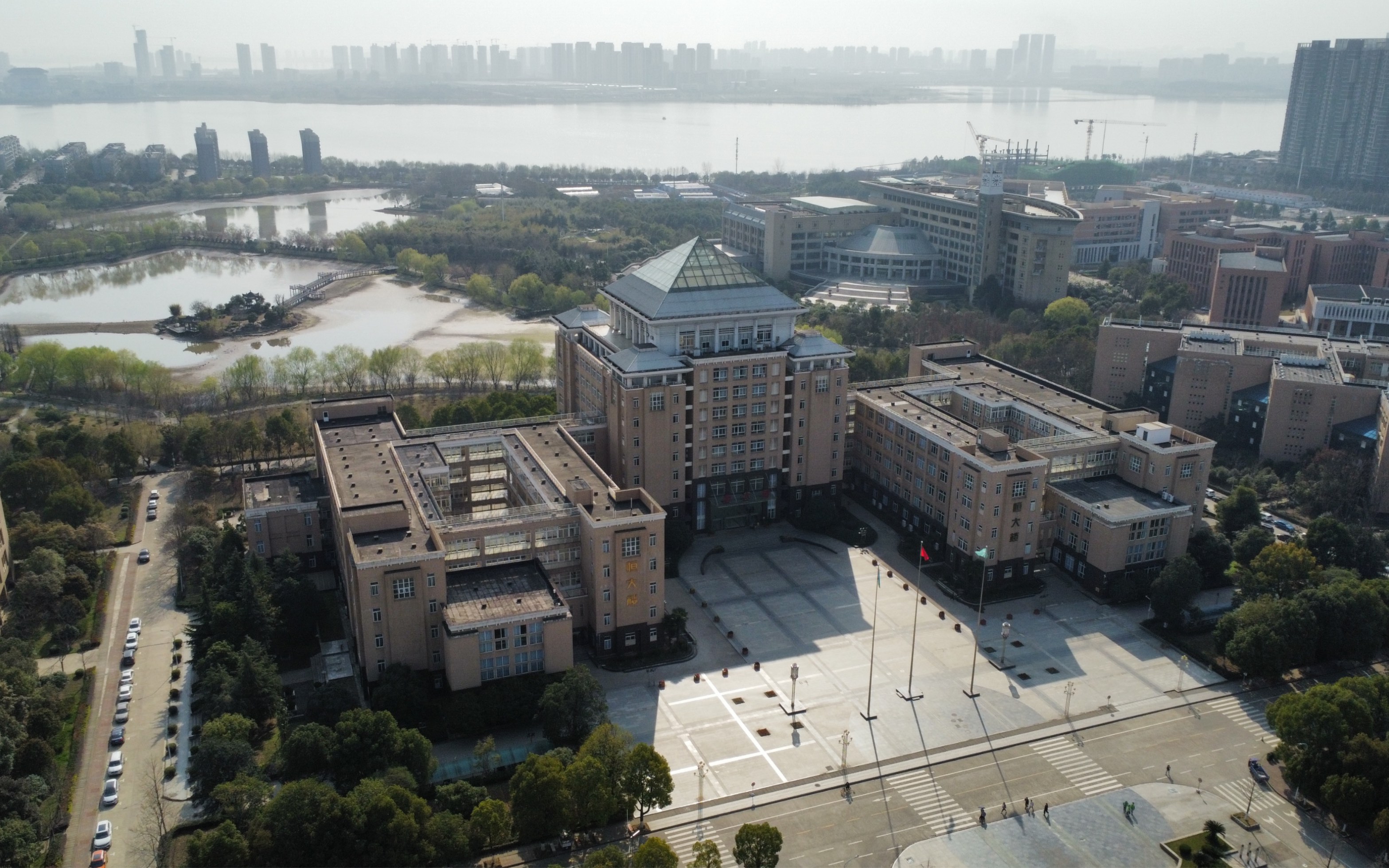 活动作品航拍武科大