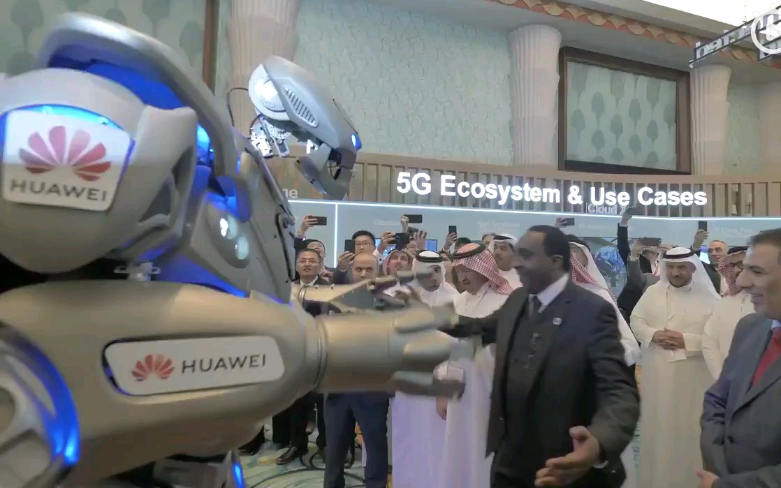 机械战警titan泰坦现身为华为打广告