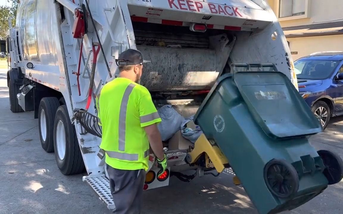 ocala pete 320后装式垃圾车工作