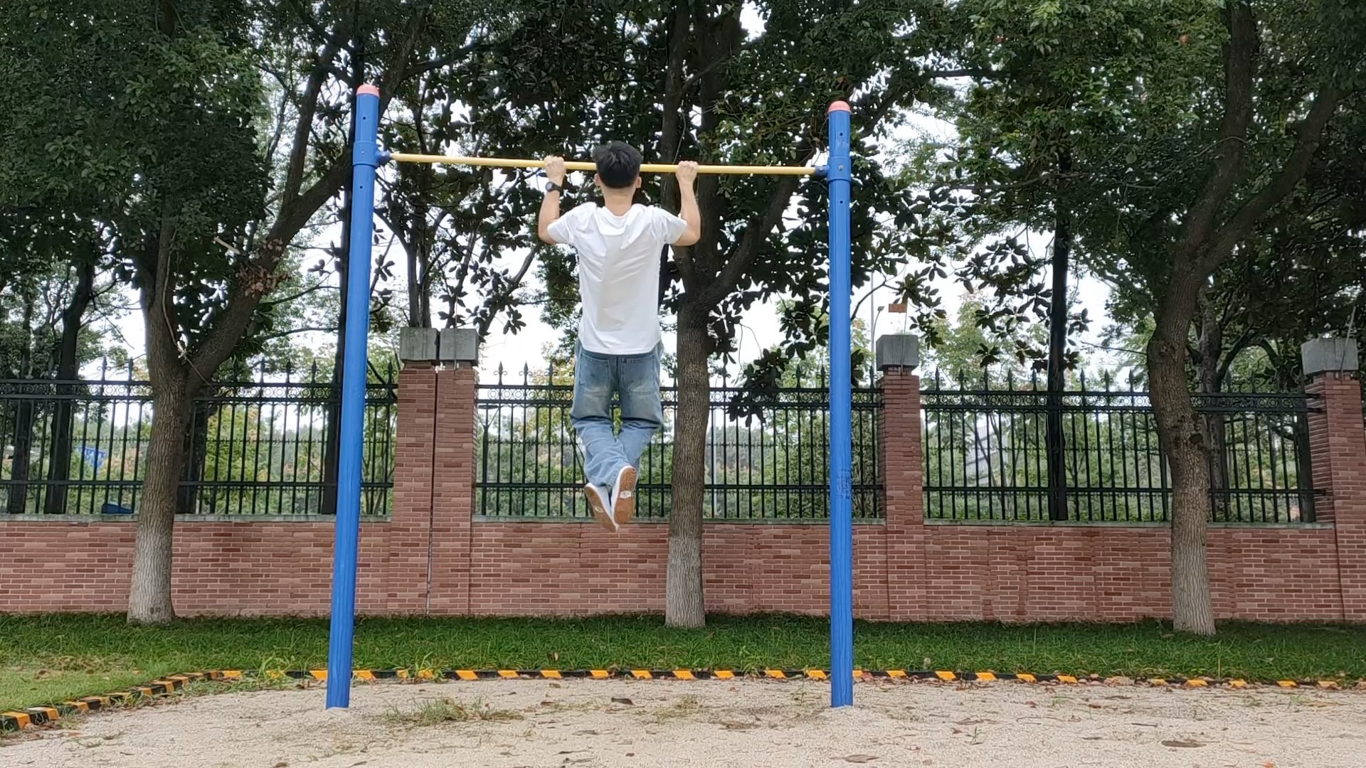 不借力强间隔10个引体向上,下小雨操场没人正适合本