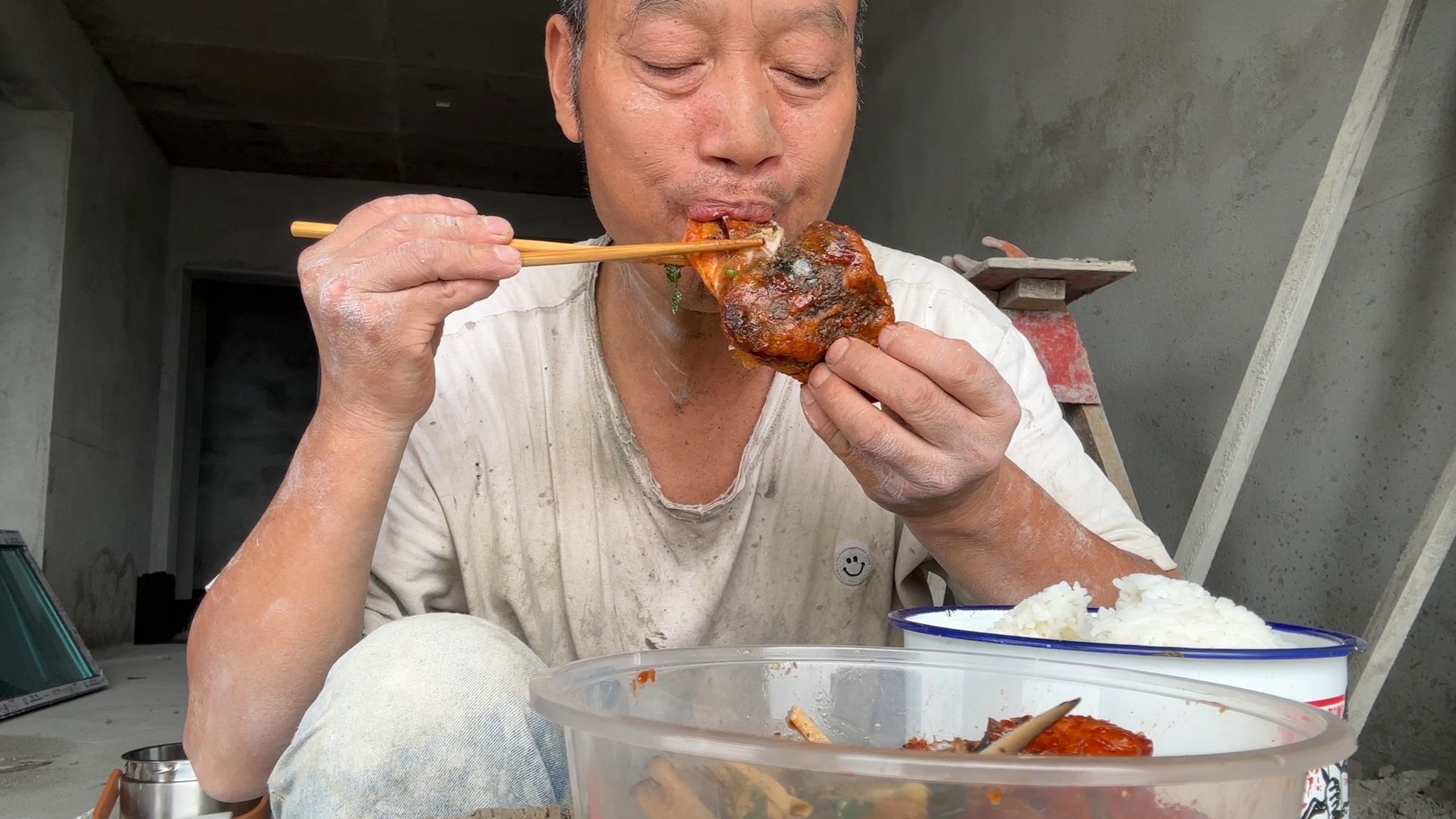 川哥节约一顿，打包的剩菜带到工地吃，不浪费