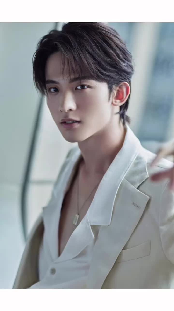 白色西装真鲨啊～解锁新风格!帅哥要多多营业吖!