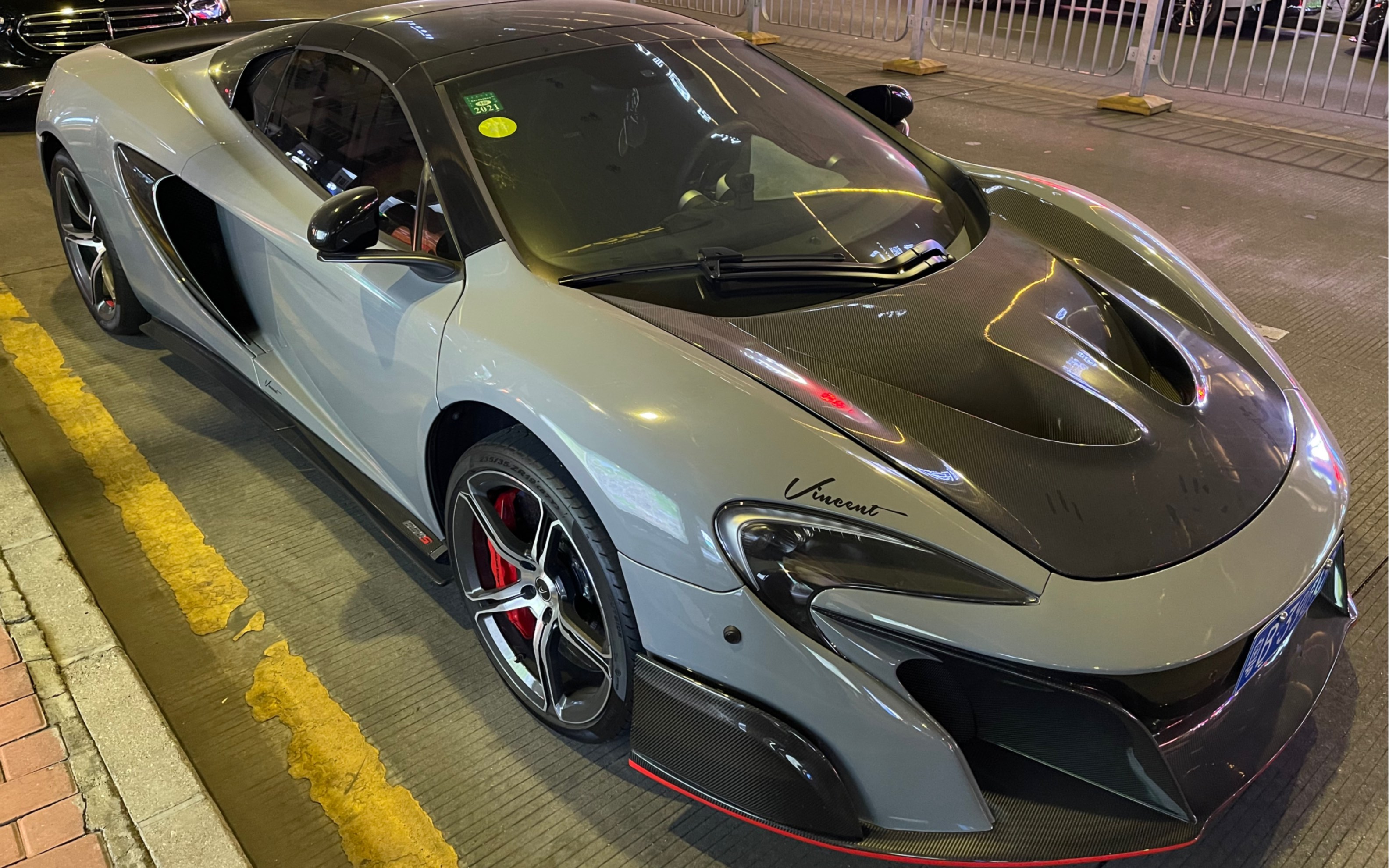 看,有点像是水泥灰色的迈凯伦650s敞篷