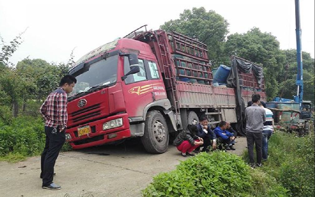 大货车有视野盲区,为什么不安装倒车影像呢?这其中有很多原因!哔哩哔哩bilibili