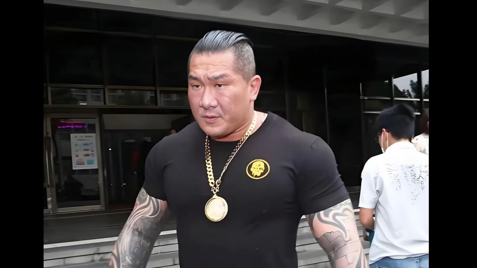全台湾最不能惹的男人，混过黑帮、骂过明星、挺过绿营，如今却成了大陆的“和平大使”？
