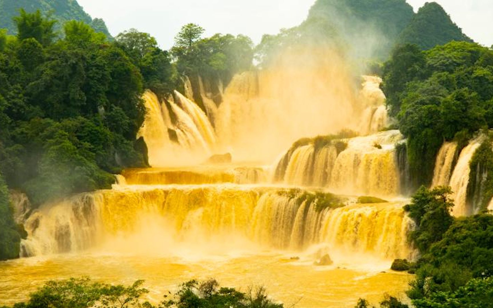 罕见!暴雨后广西德天跨国瀑布成"黄金瀑布"