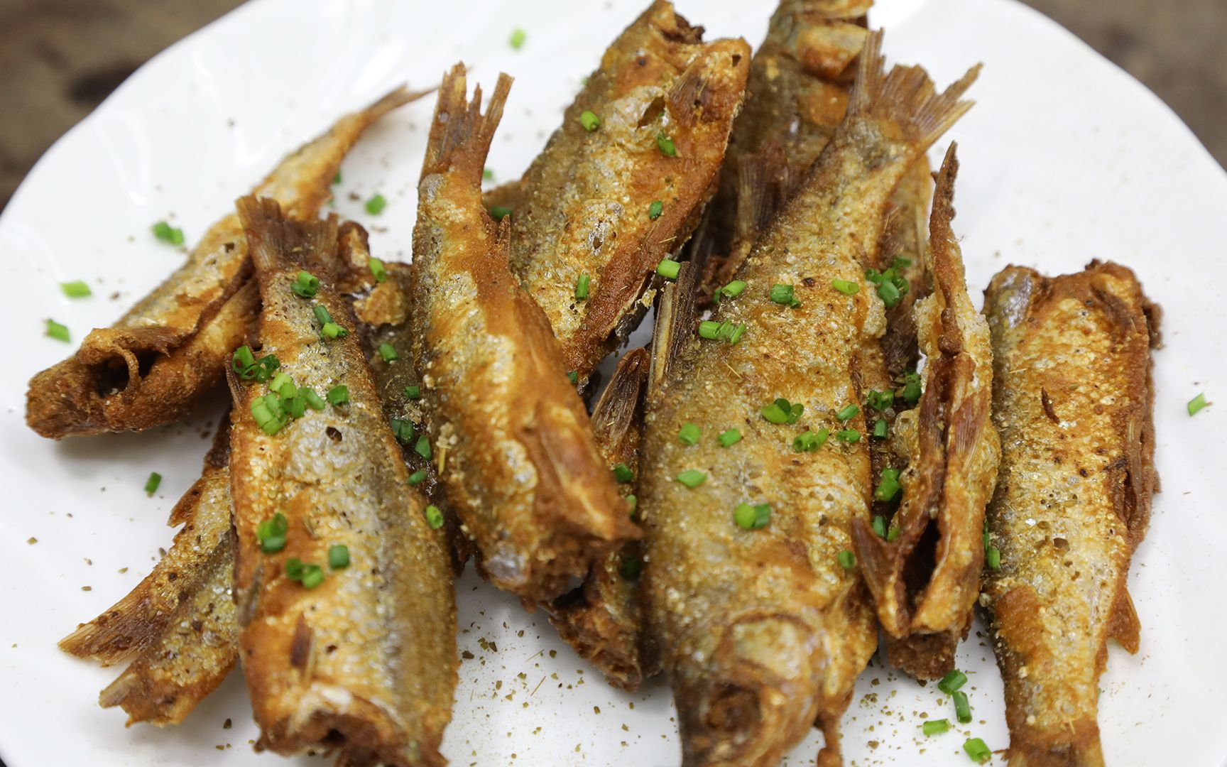 干炸小河鱼的家常做法,酥香爽口,一口一个很过瘾,连骨头一起吃