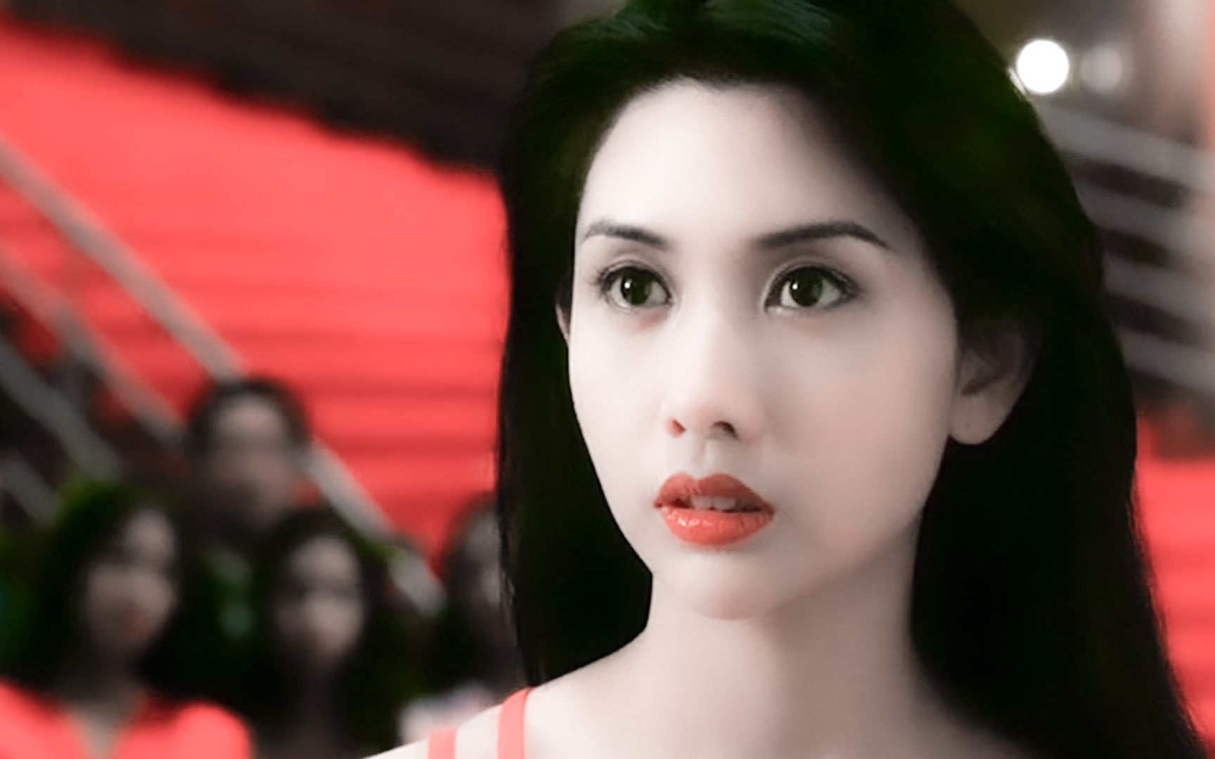 26岁邱淑贞一袭红衣惊艳全场,林珊珊的《连锁反应》勾起回忆