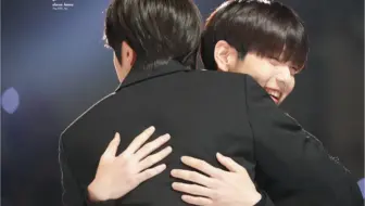 被自己最喜欢的哥哥拥抱啦 笑的像个太阳花哈哈哈哈【金硕珍/崔秀彬/BTS/TXT】