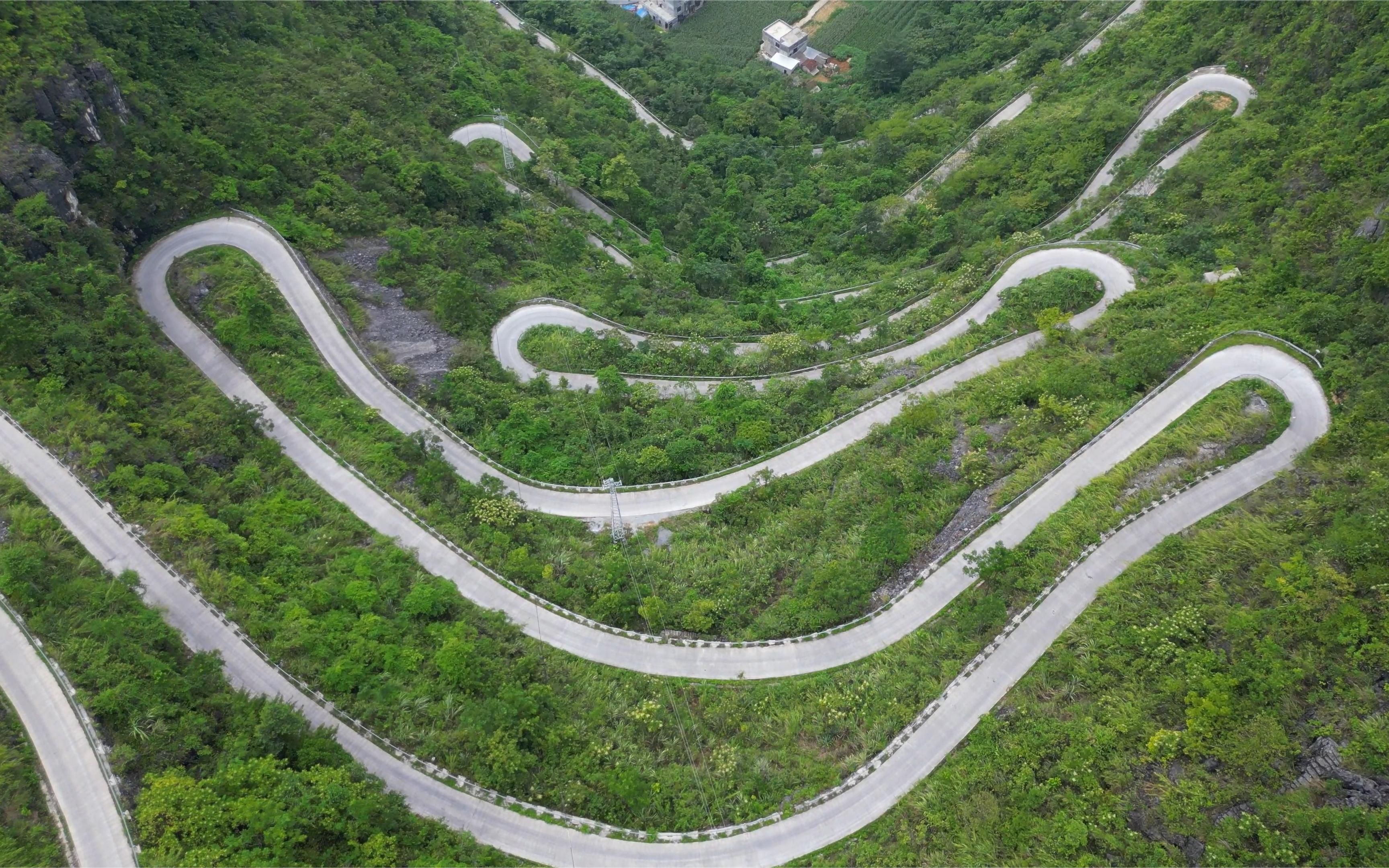 广西都安山区的盘山公路,虽然险峻却是一路风景,你敢来自驾游吗