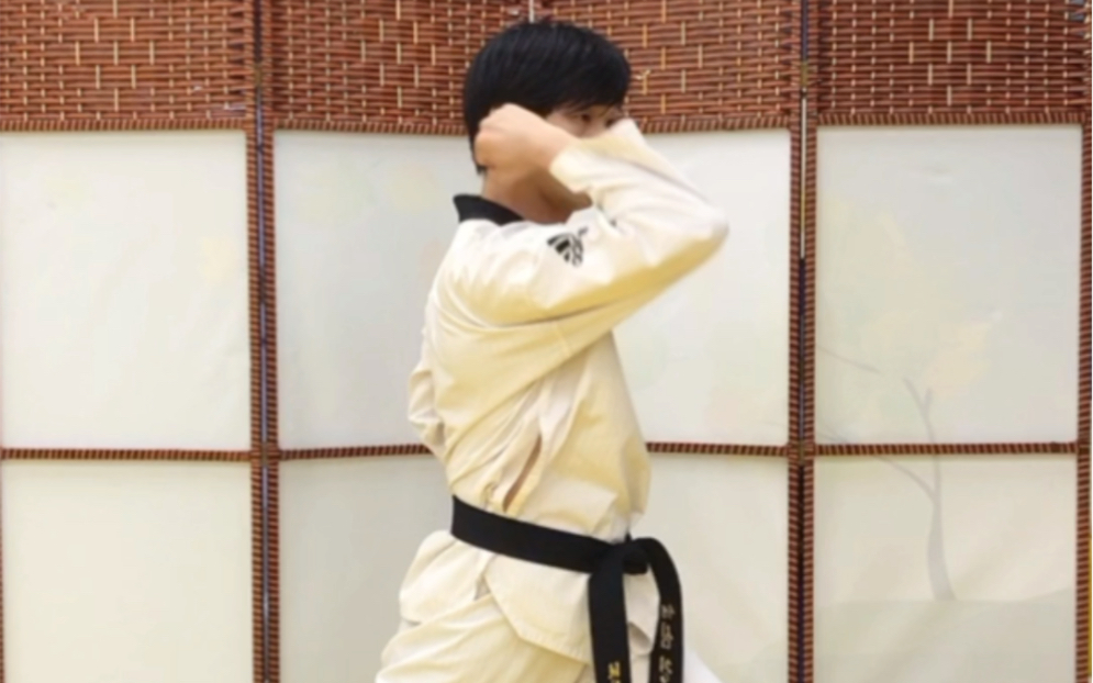 黑带品势平原手部动作:逆势肘上击