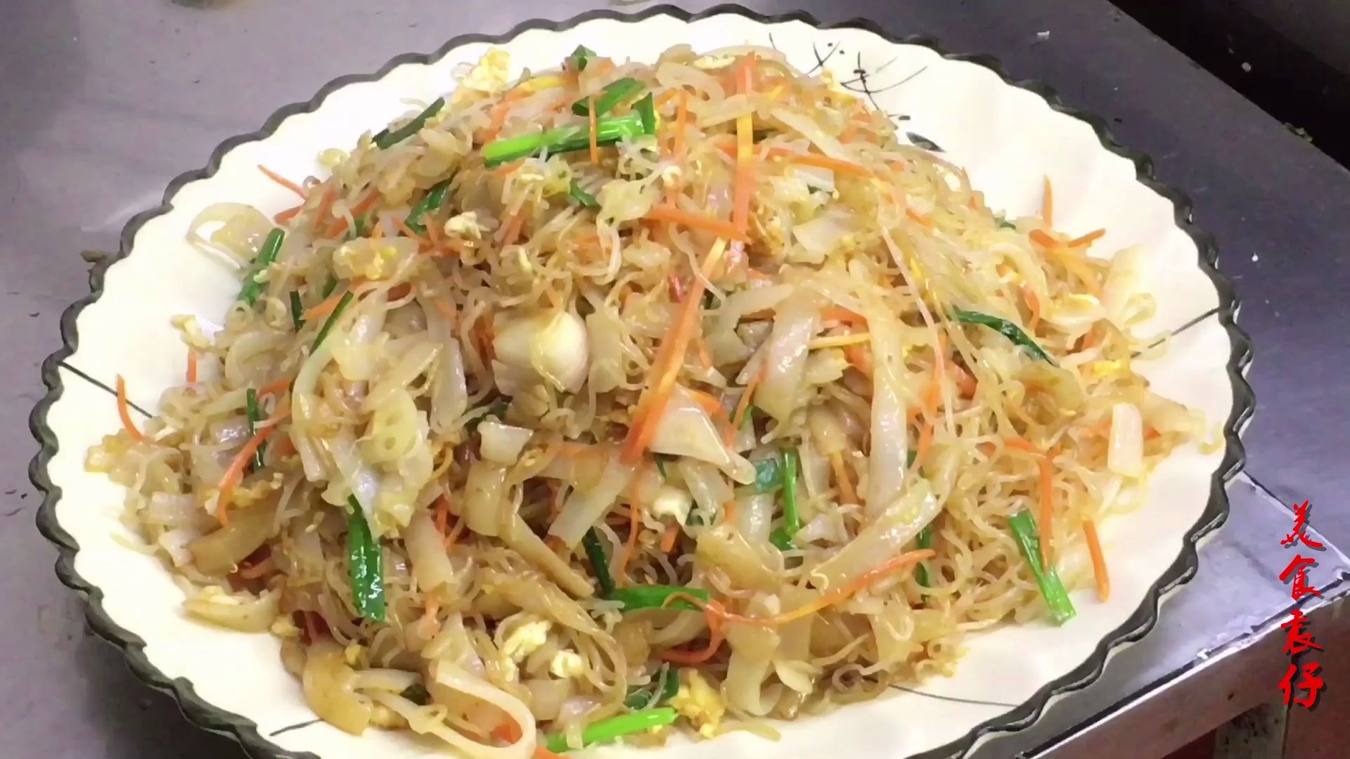 大厨的特色炒鸳鸯粉,还没出锅就香味四溢,一大盘不够吃_哔哩哔哩 (゜-