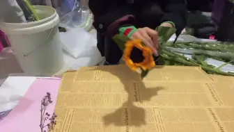 客户订花束送朋友 5支向日葵搭配洋甘菊 裹上牛皮纸效果还不错 哔哩哔哩 Bilibili