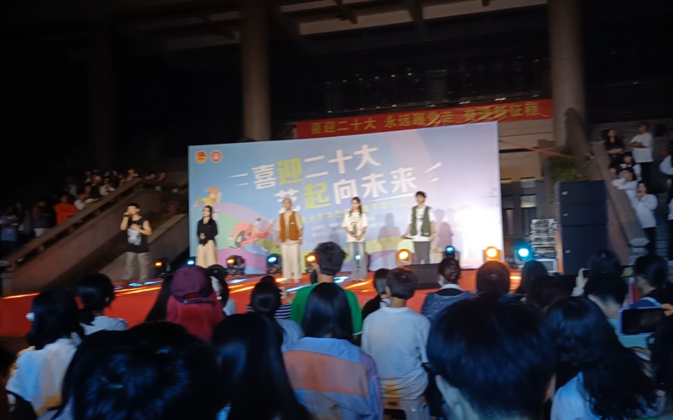 [图]学校的音乐会里有周杰伦的歌曲串烧！