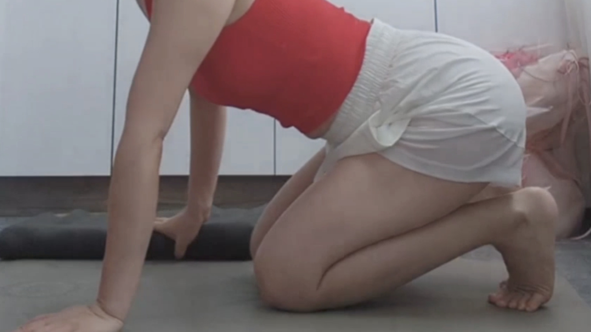 白嫩大腿御姐教你坐瑜伽【星月一字马】