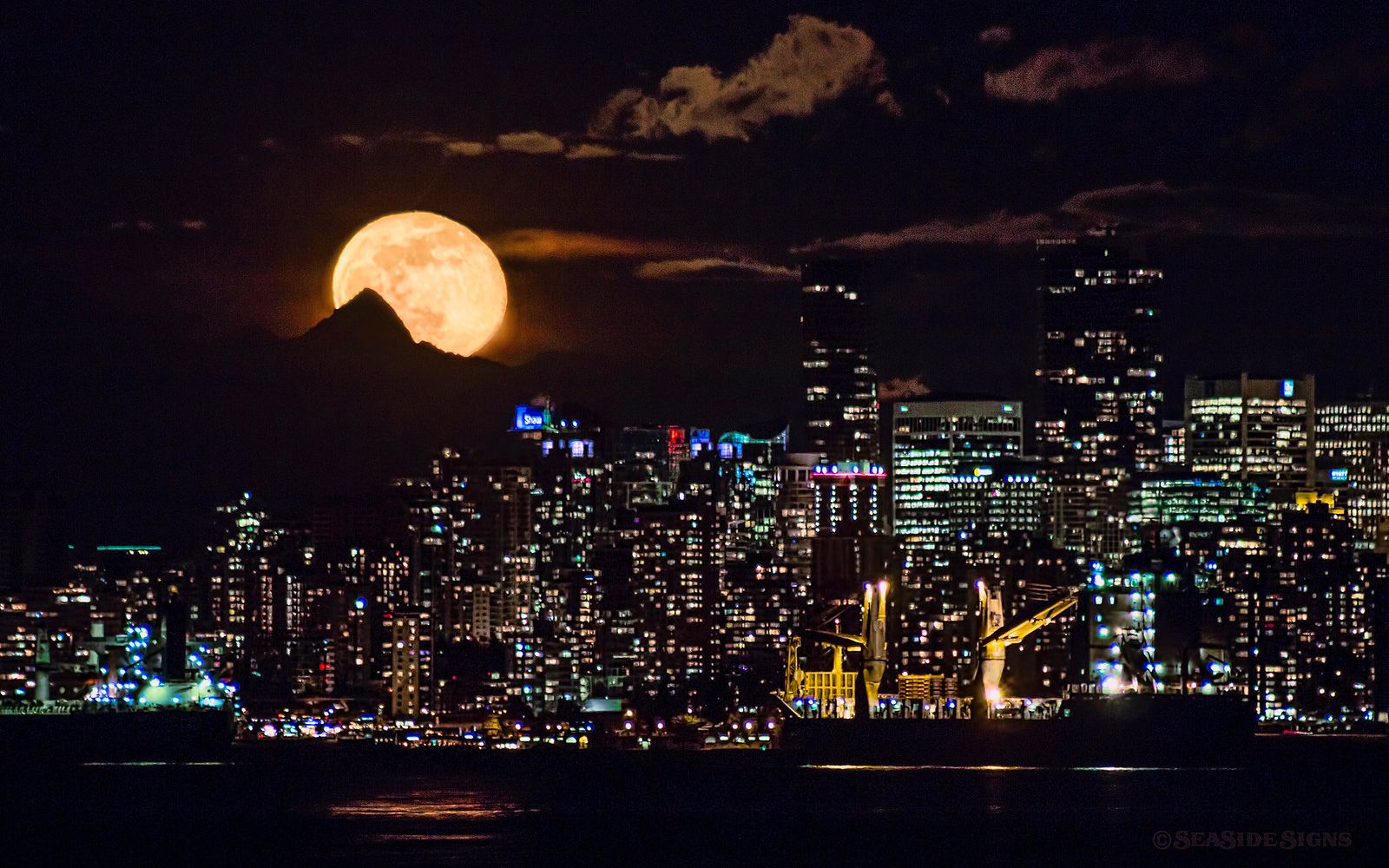 月亮从温哥华城市后面升起4k