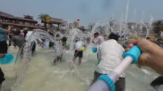 Скачать видео: 德宏州芒市泼水节现场，全城一起泼水狂欢，太爽了。