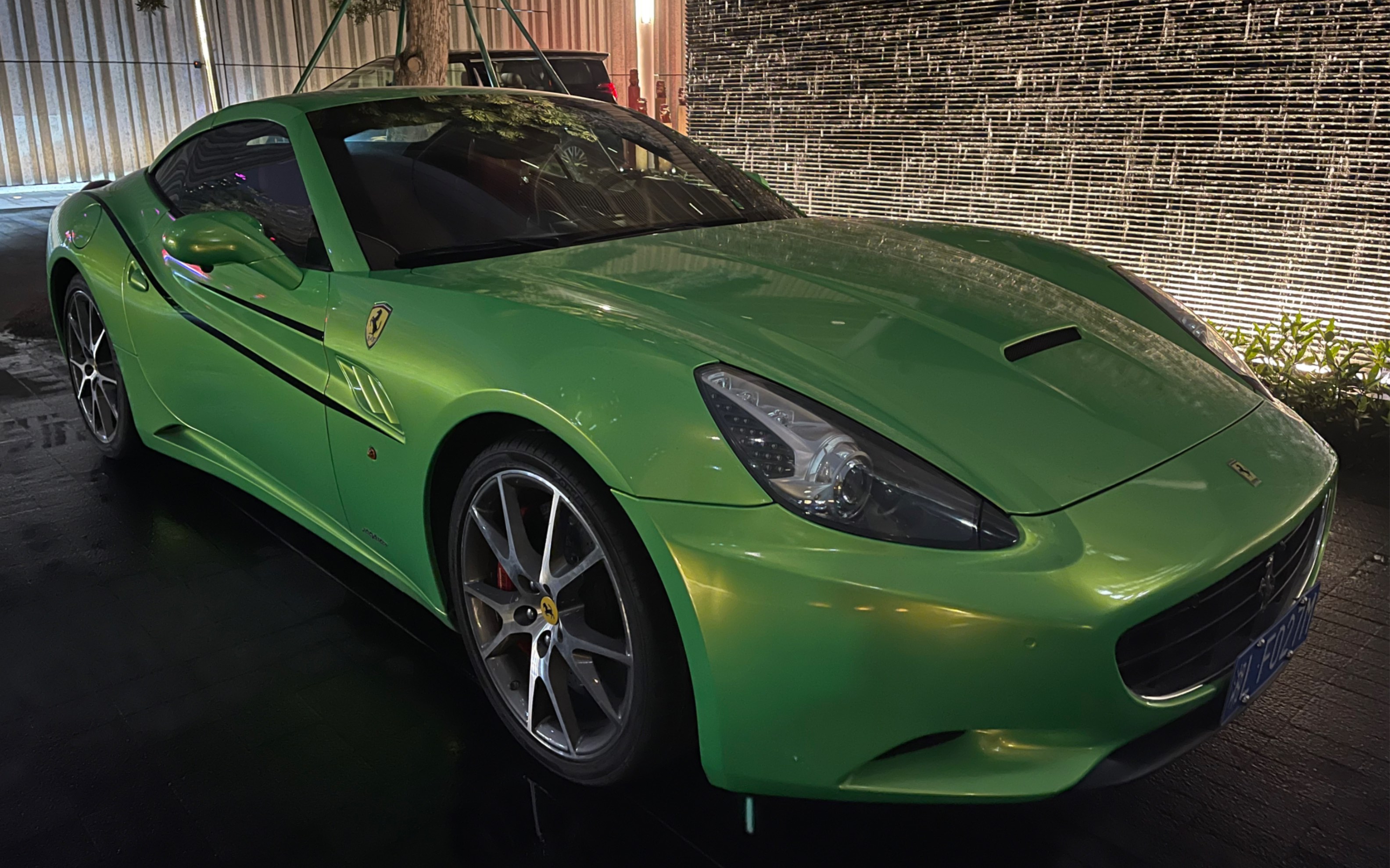 【深圳|california v8】法拉利加州原厂有这个颜色?青翠绿?青苹果绿?