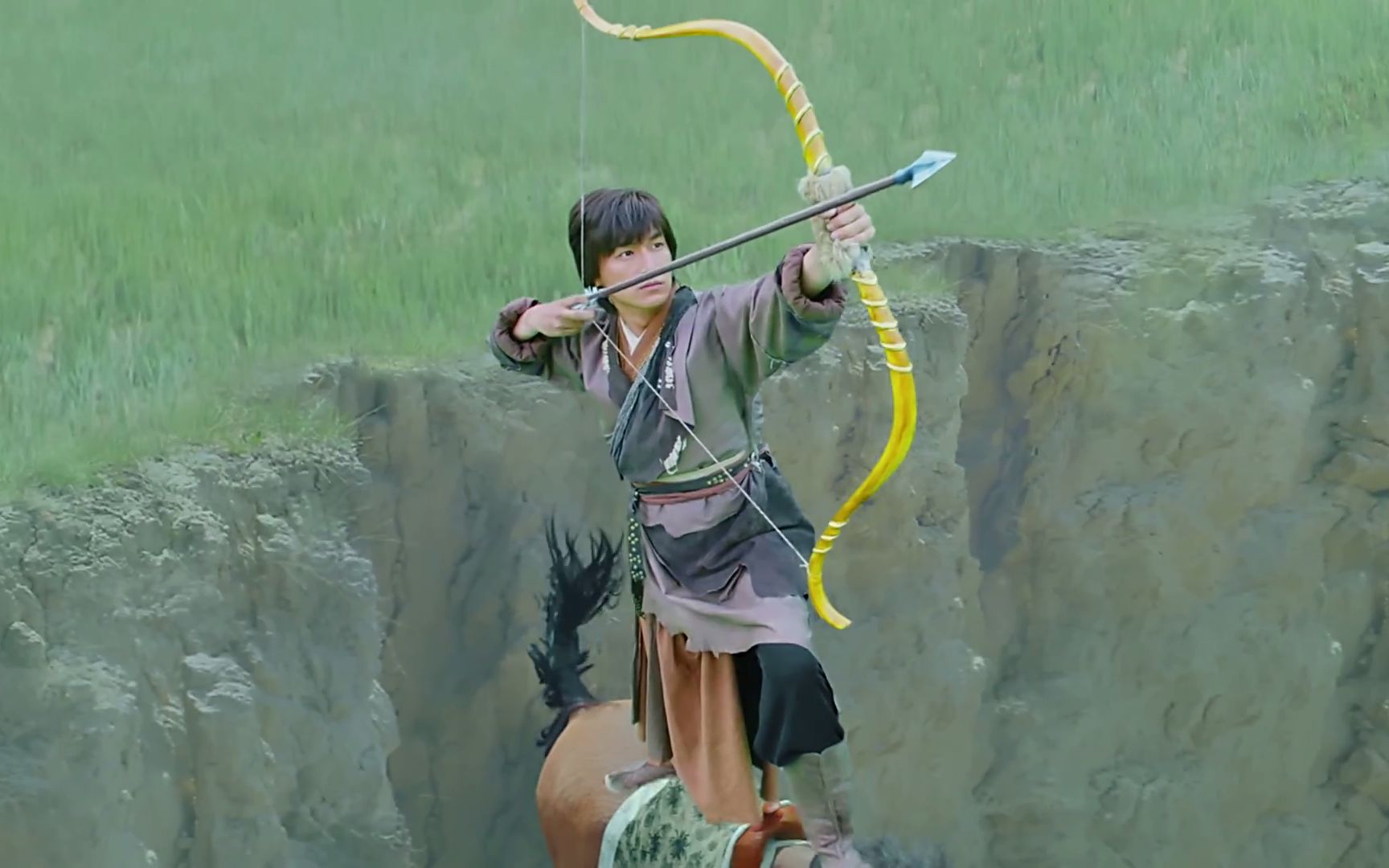 83版郭靖弯弓射大雕的镜头被翻拍后,动作虽好看但也越来越离谱了