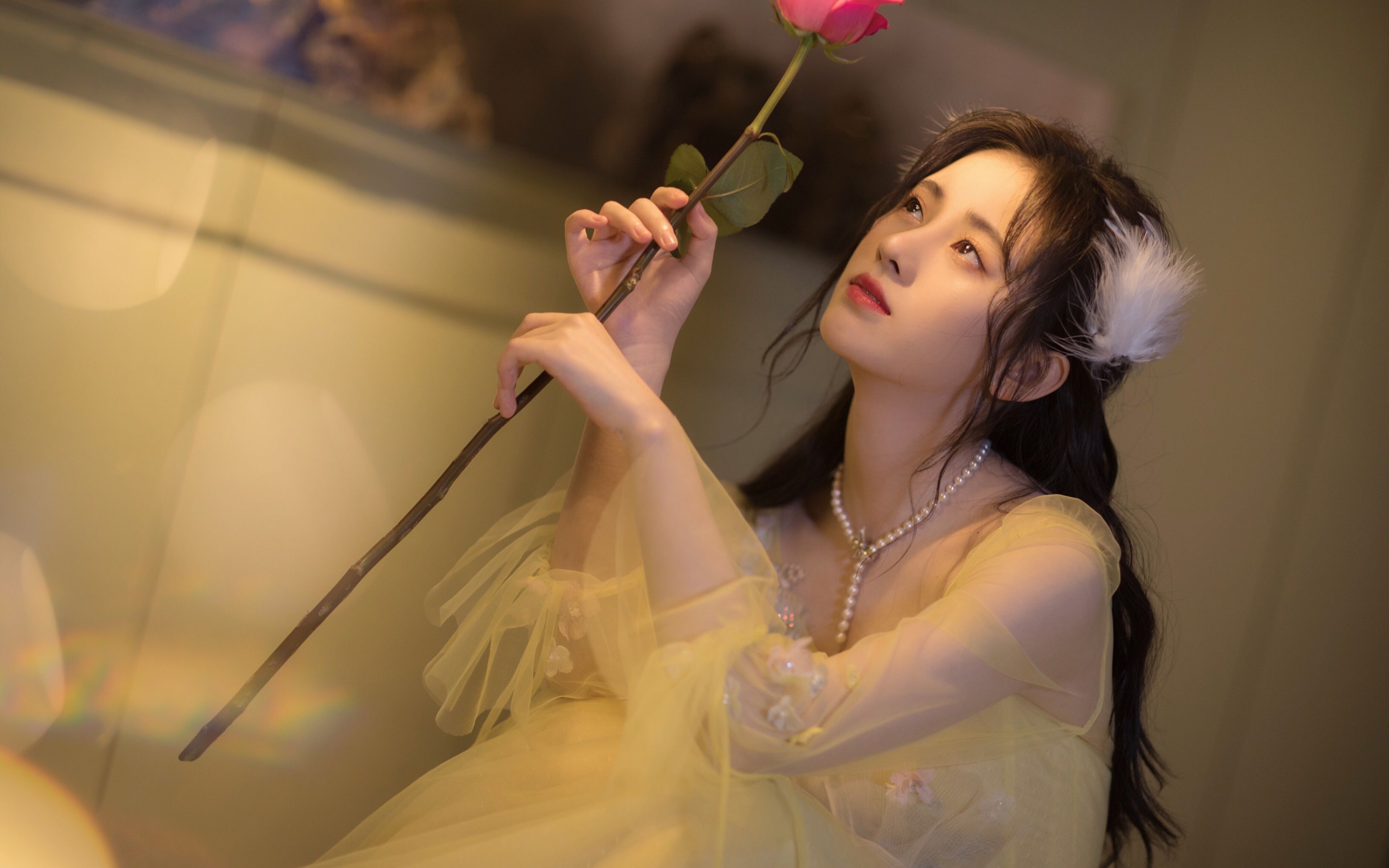 【鞠婧祎】淡黄的长裙,蓬松的头发