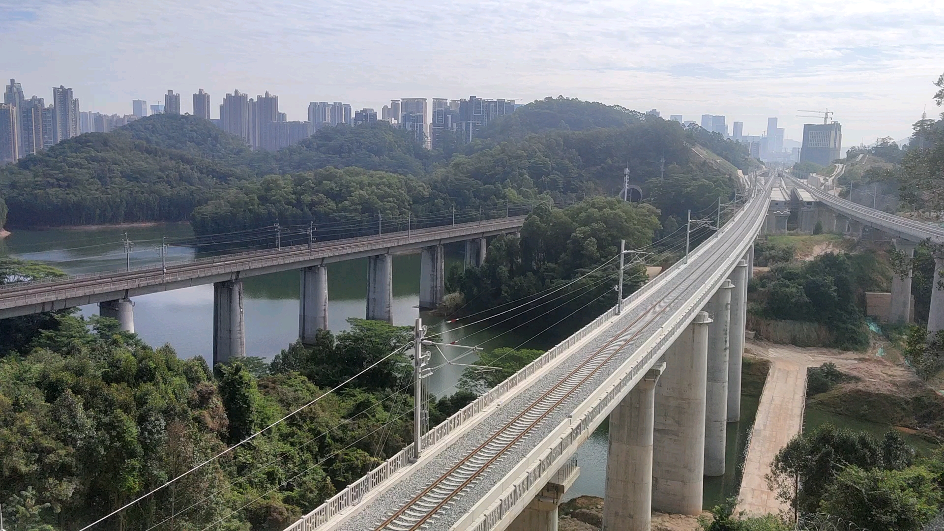 高铁摄影〕cr400af-a担当g6016通过深圳高峰水库特大桥_哔哩哔哩