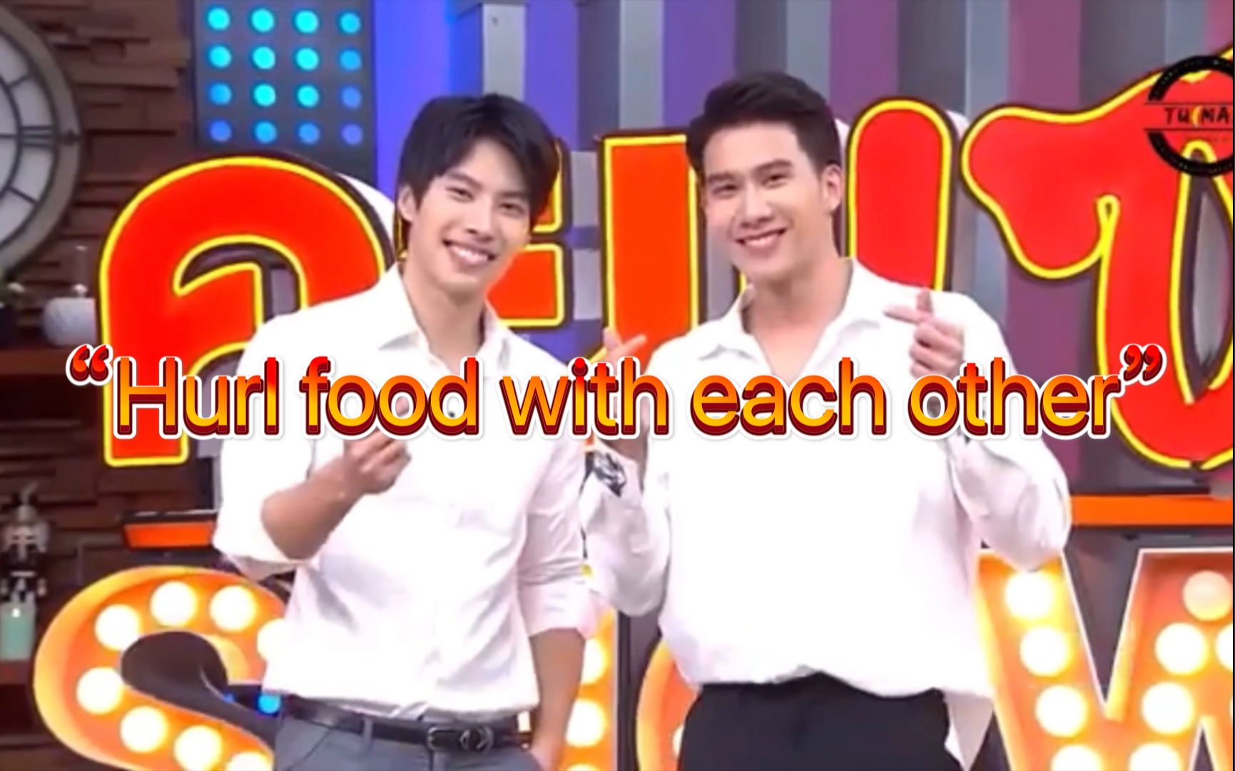 [图]Tul&max “Q&A”Hurl food with each other