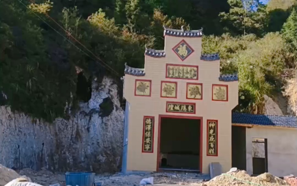 邻居家房子拆了盖成了庙,现在农村的房子很多没人住,都去城里买房了