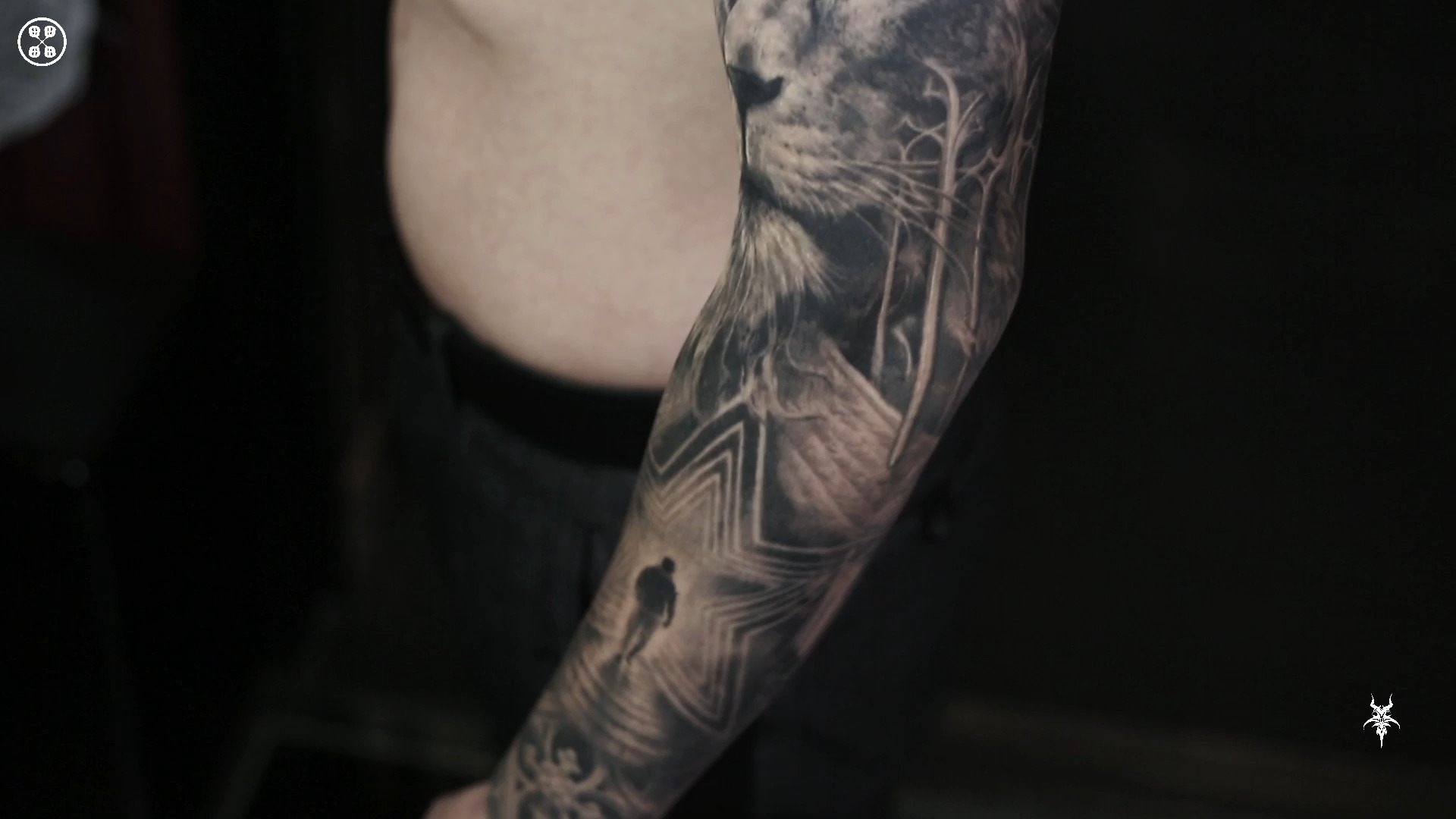 鵼山老师纹身作品《凯撒之刃》进度