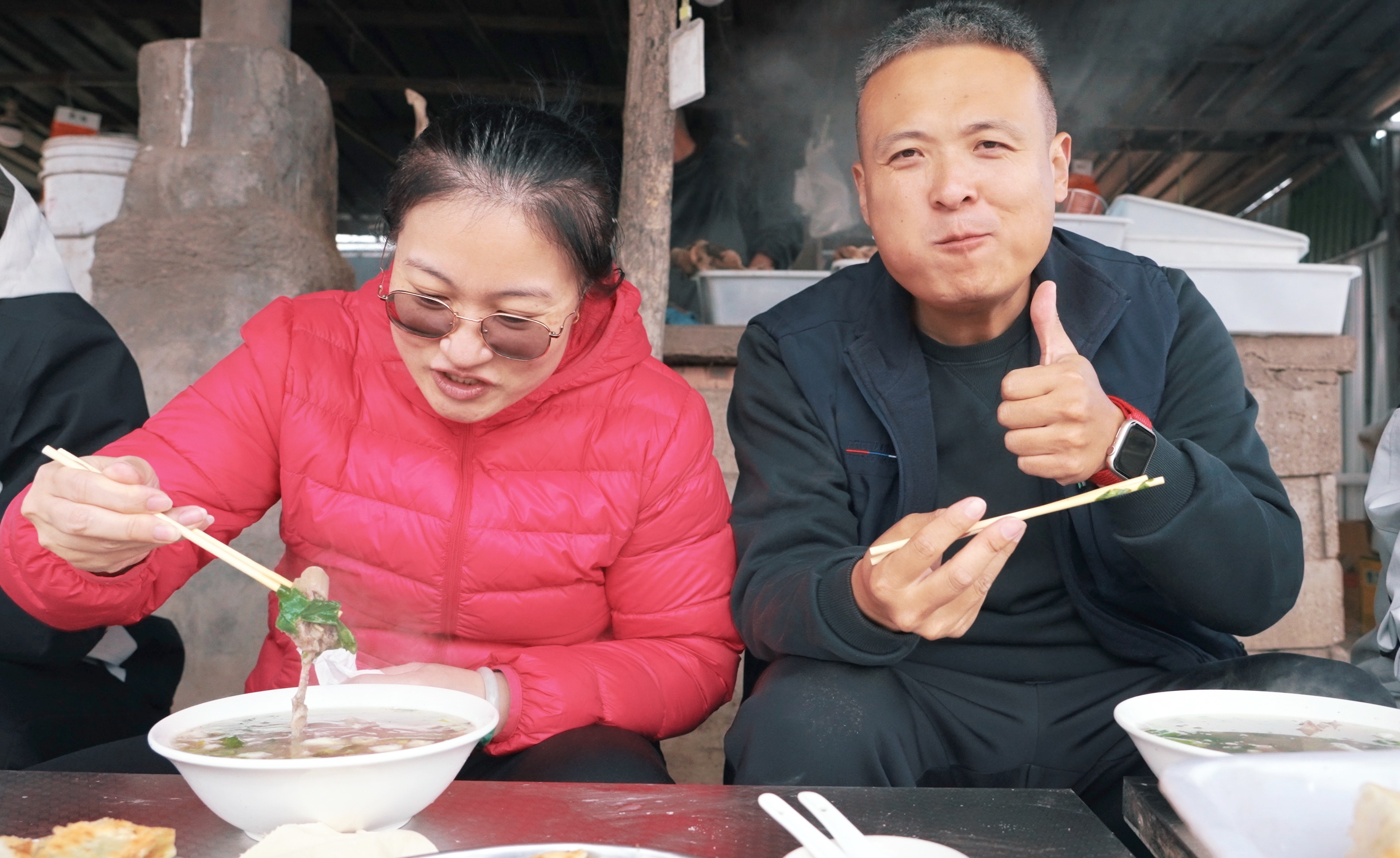 喷香哥带着一群美女赶大集,品尝家乡的味道,一起感受故乡的美丽