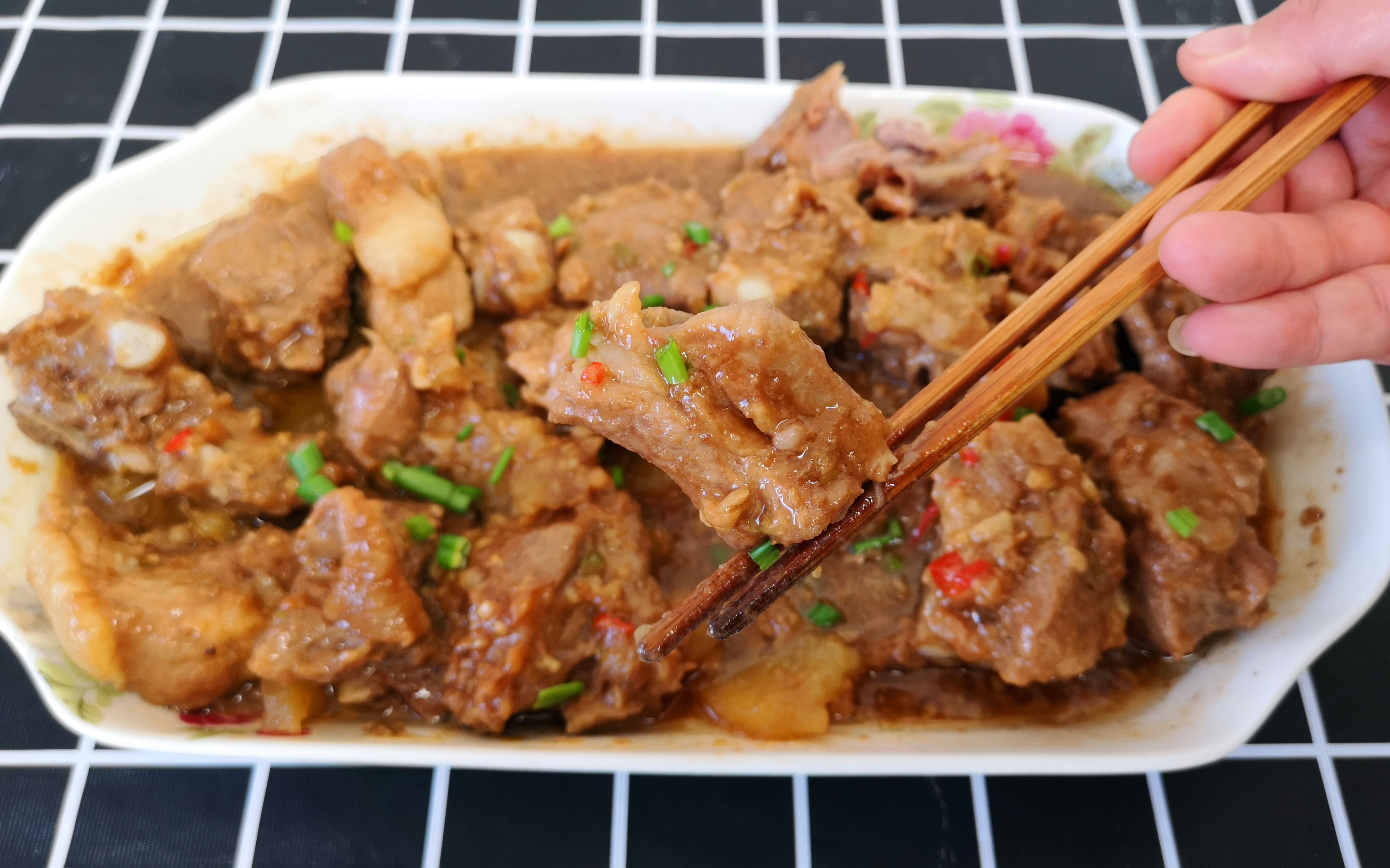 好吃不上火的土豆蒸排骨,做法超级简单,原汁原味,全家人都爱吃