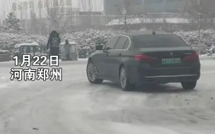 Télécharger la video: 雪天路面结冰，后驱车原地打滑，干着急走不了