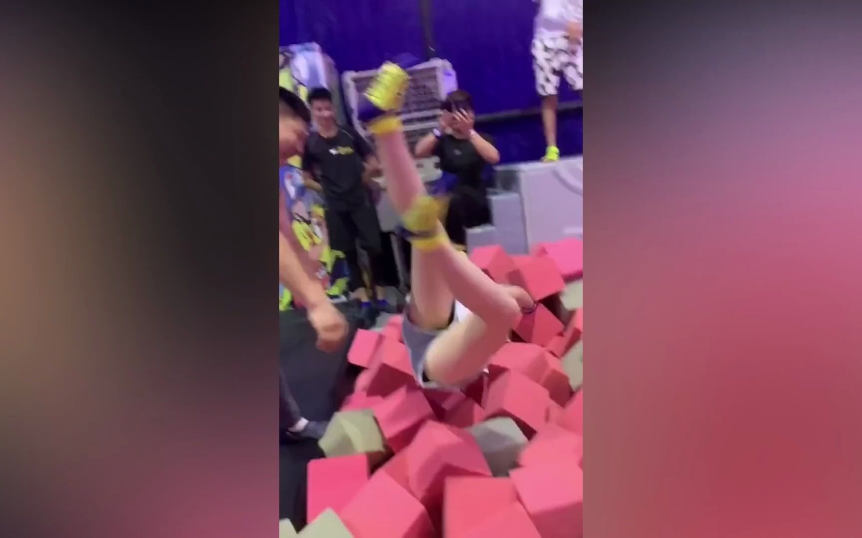 短裤小美女蹦床飞人被抱起揩油还不小心走光漏出了内裤