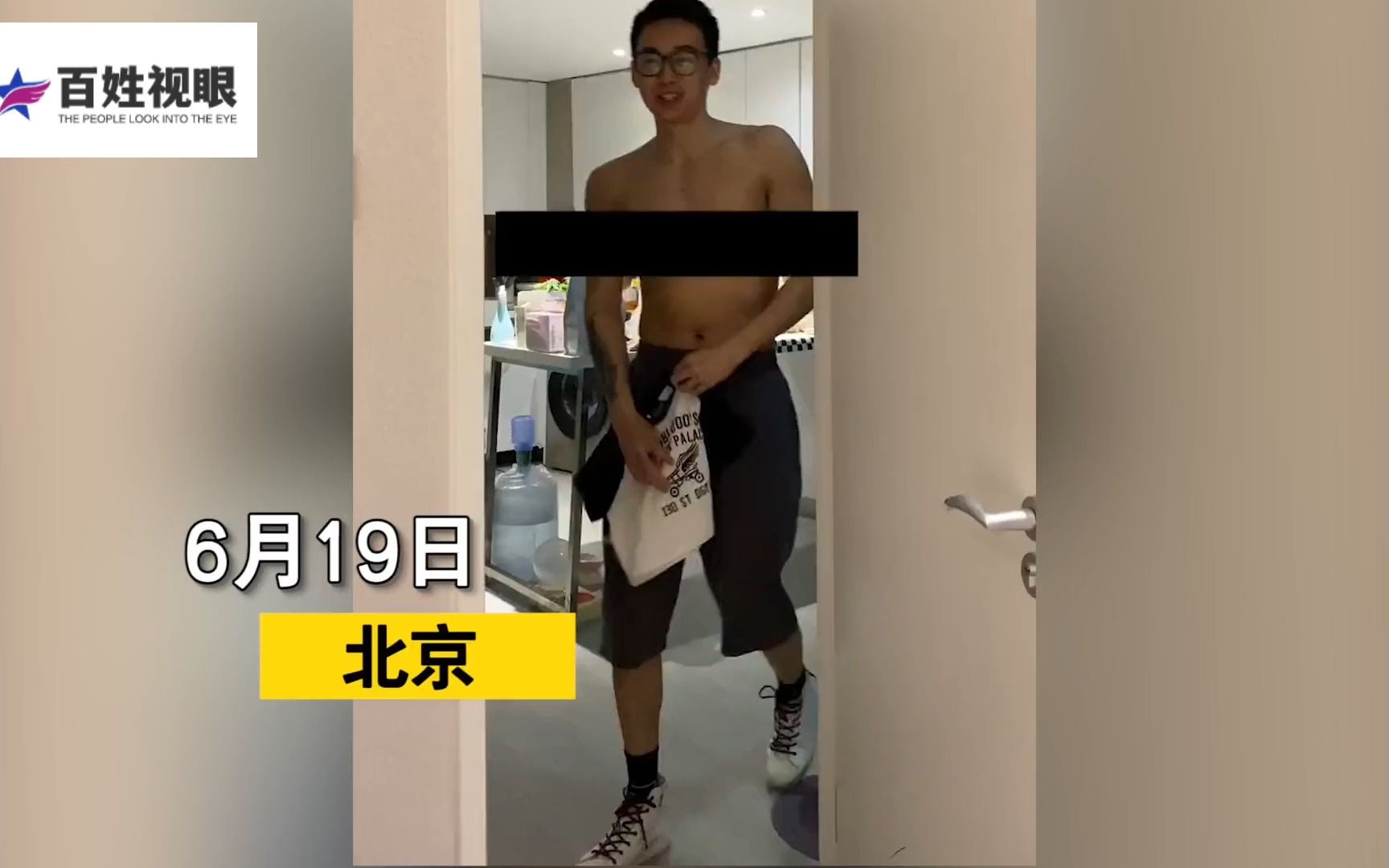 [图]男孩为了让女友放弃穿短款T恤，自己套上了女友的衣服出门。女友立马怂了乖乖配合换衣出门。男友：：走你的路让你无路可走。