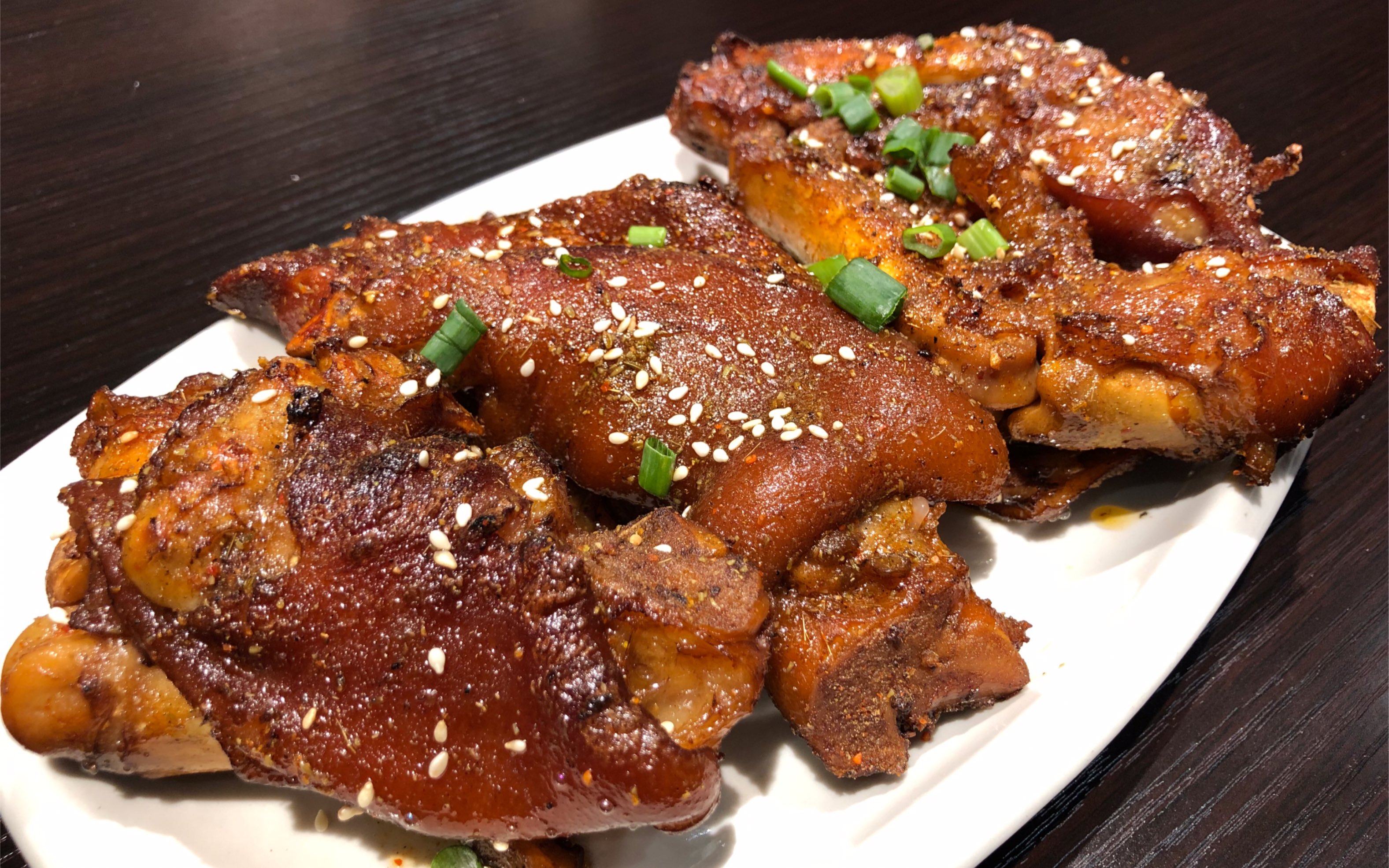 香辣烤猪蹄配方:八角30克,山楂15克,山奈20克,甘草20克,白扣25克,草果