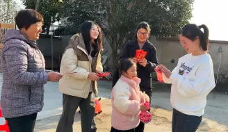 Télécharger la video: 大姐带孩子回娘家，给他们整个小游戏，套圈拿红包，玩的可开心了