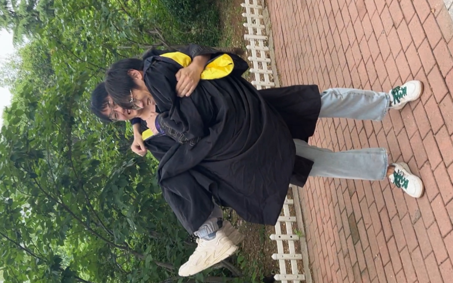 拍毕业照舍友公主抱