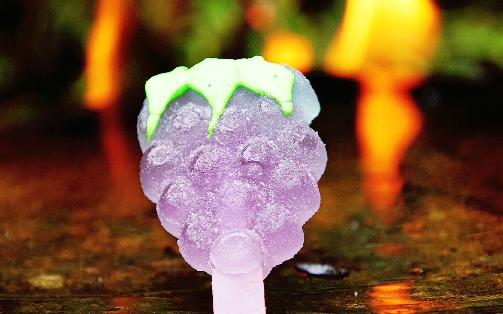 1块钱买个"葡萄"造型棒棒糖,放石头上烤,没想到烤的这么好吃