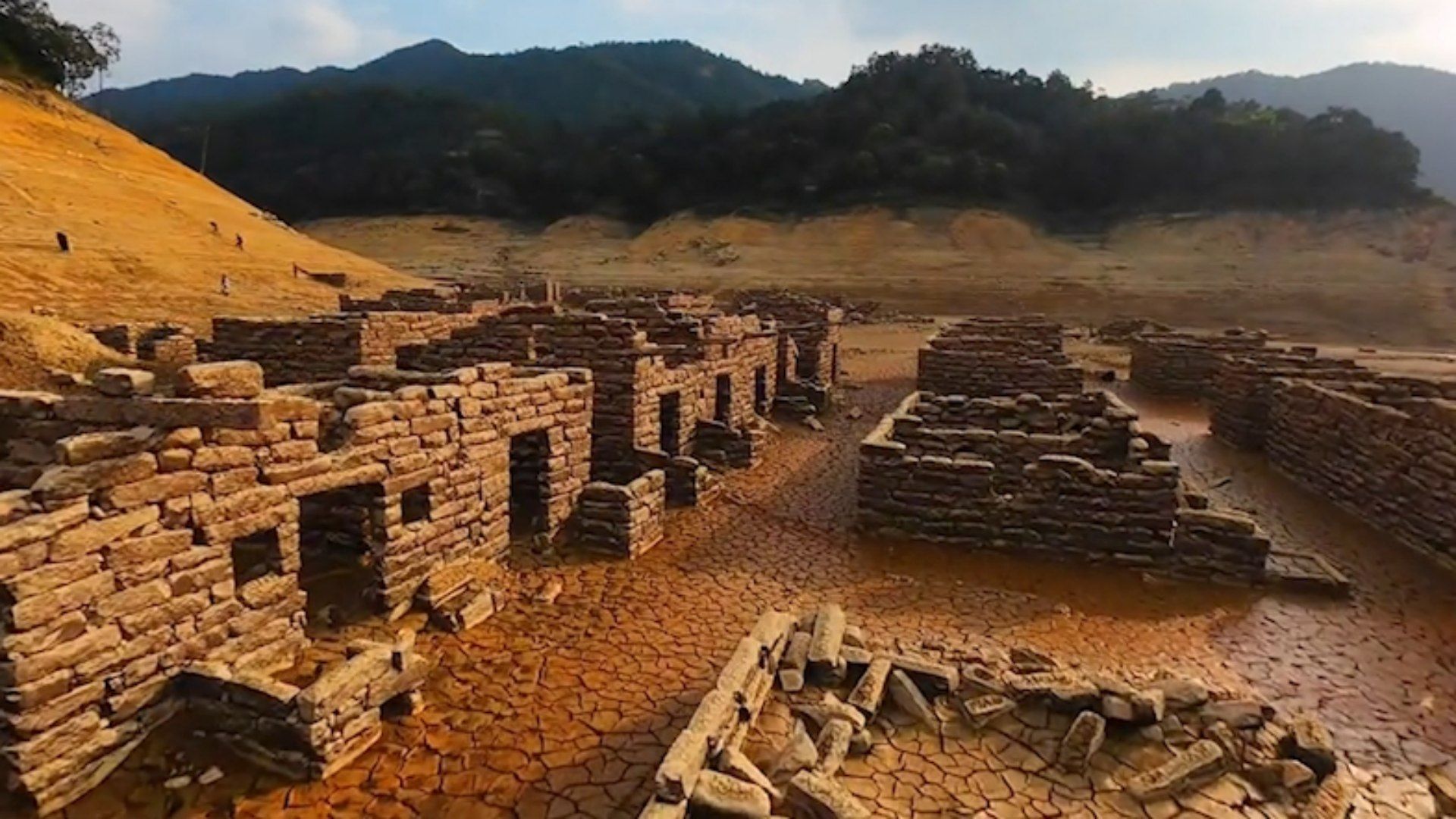 广东一水库干涸后出现古村落,围墙原貌清晰可见,村民早已搬离