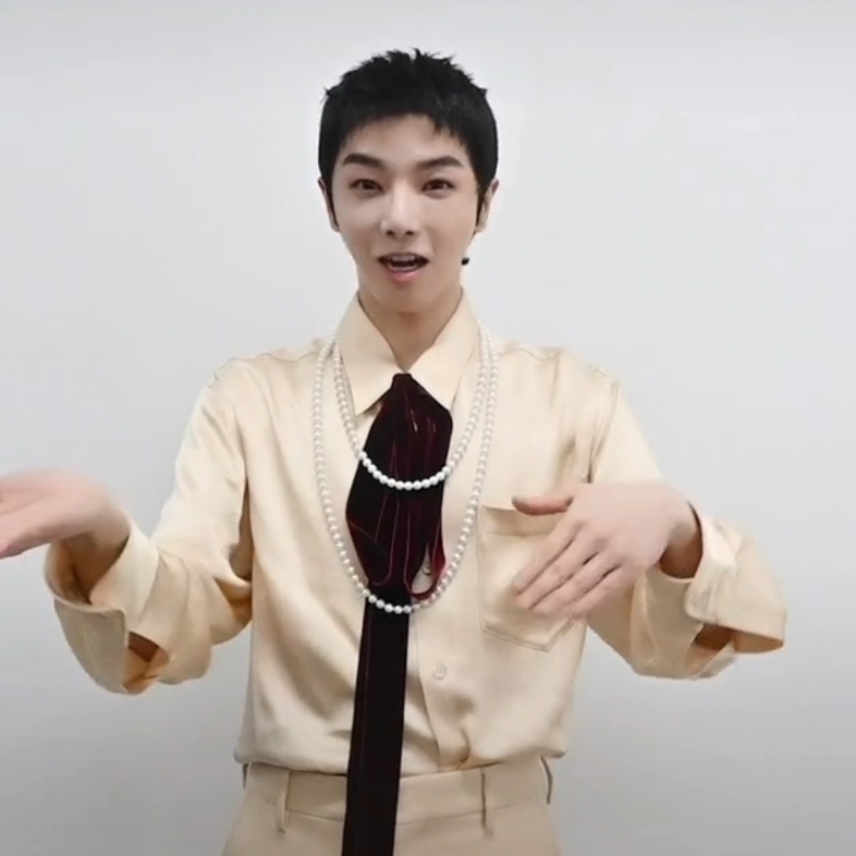 华晨宇小日出手势舞