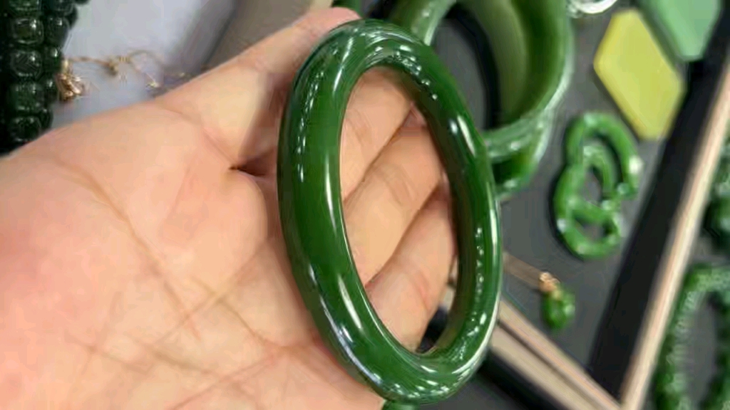 收藏款和田玉碧玉手镯54口径,俄碧老料,菠菜绿辣绿色,肥美圆条款,尺寸