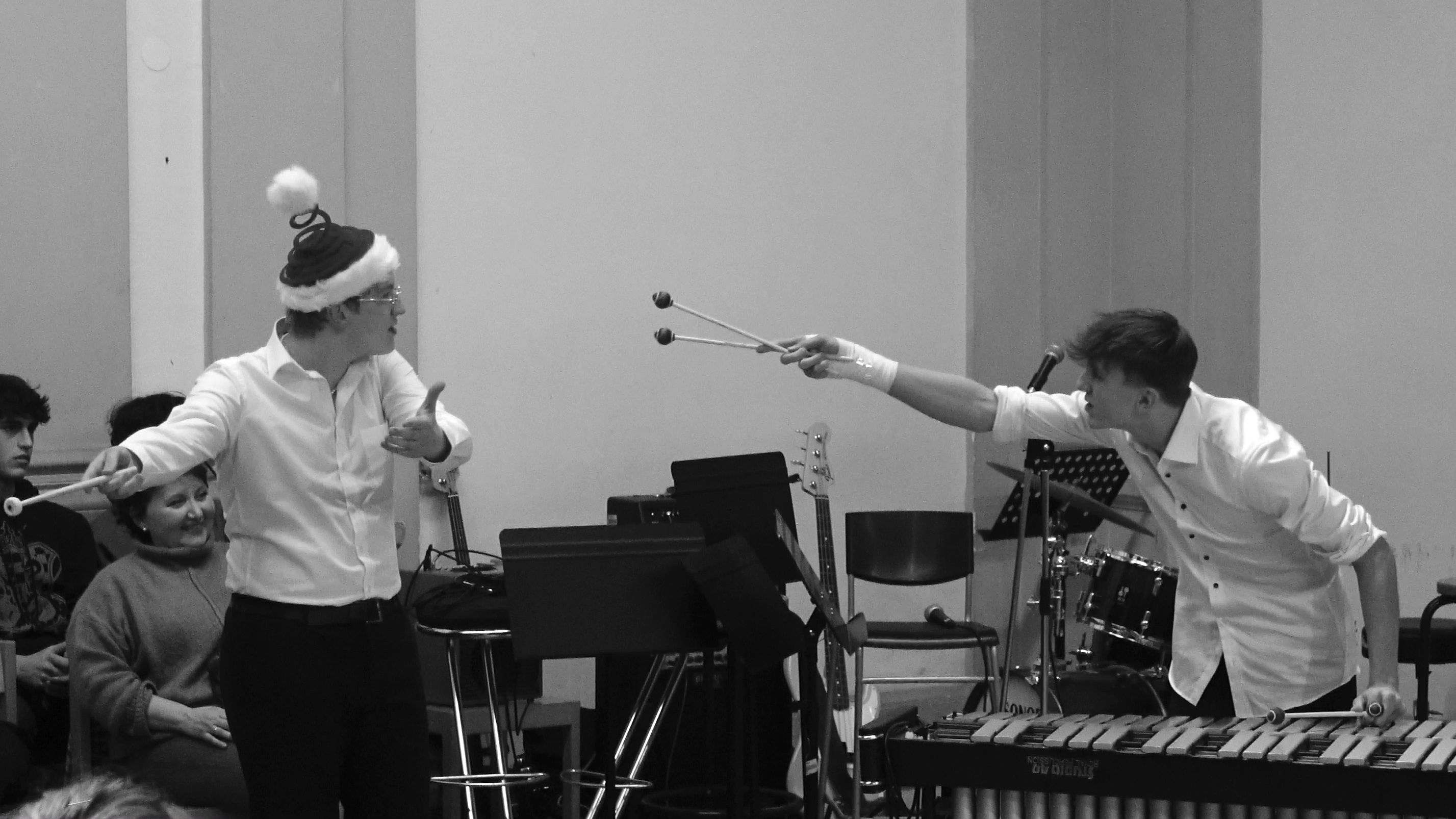 鼓手演出时发生争执?