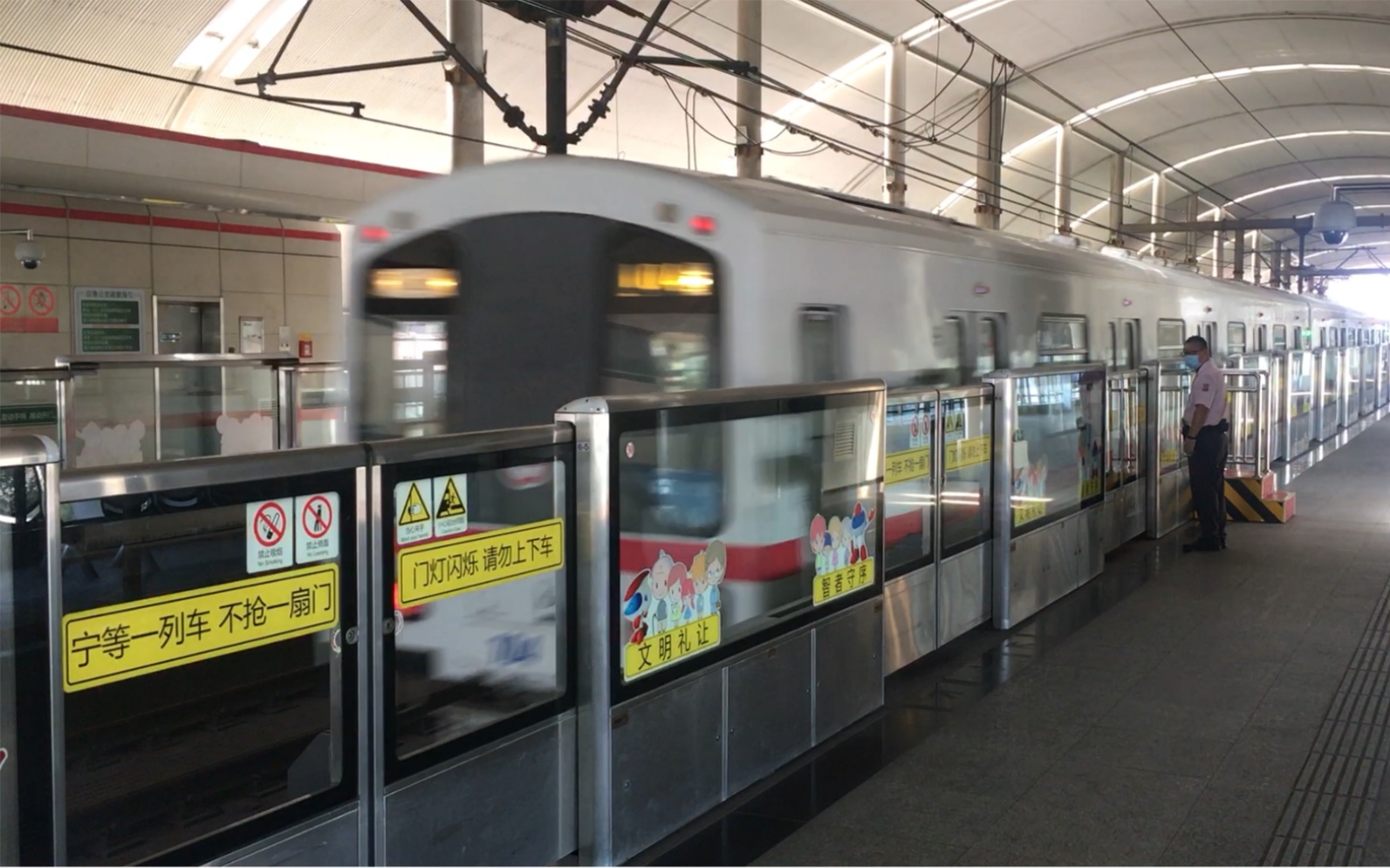 上海地铁一号线老老八104出友谊西路站