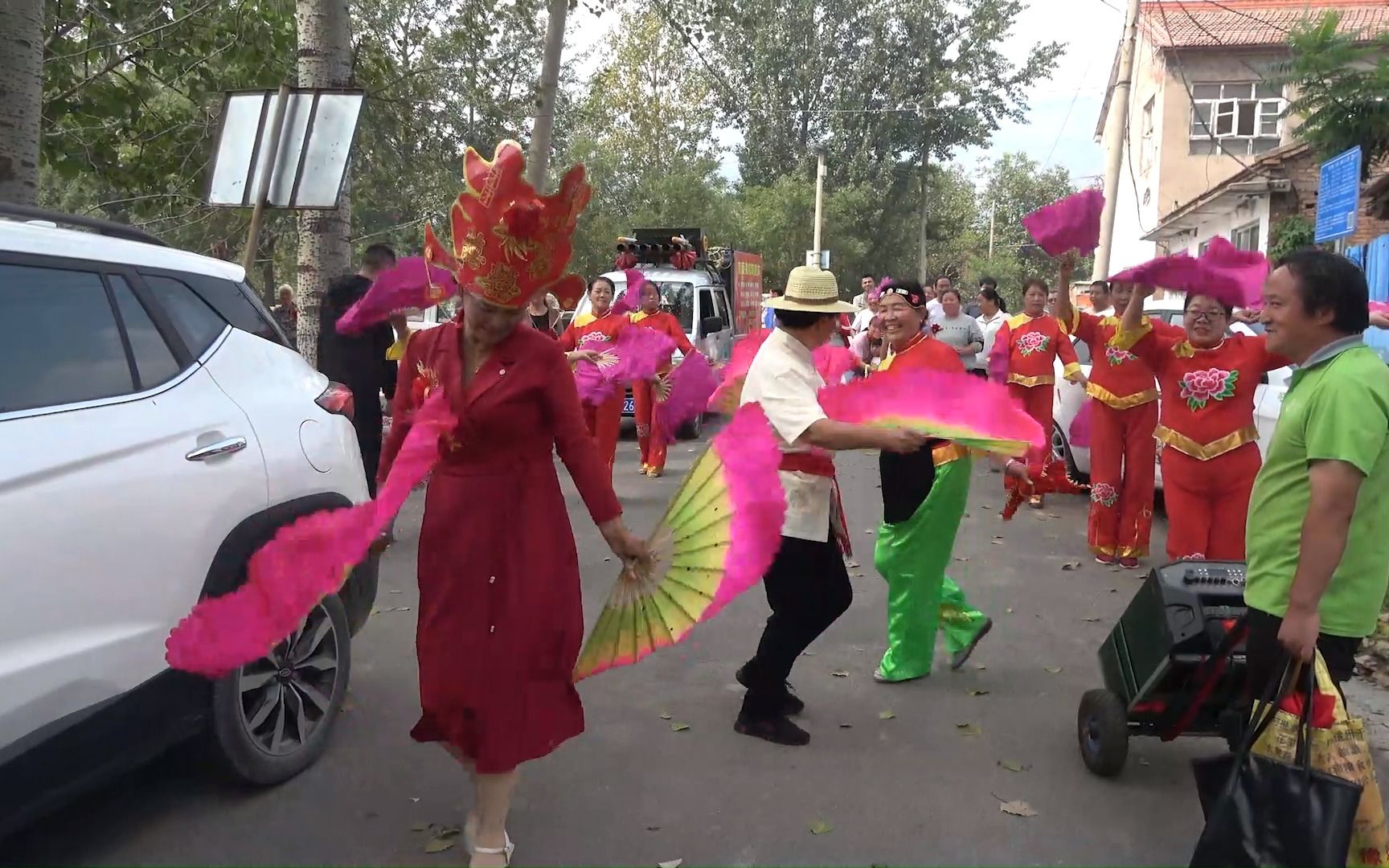 山西农村婚礼,喜婆婆扭着大秧歌喜迎新娘进门