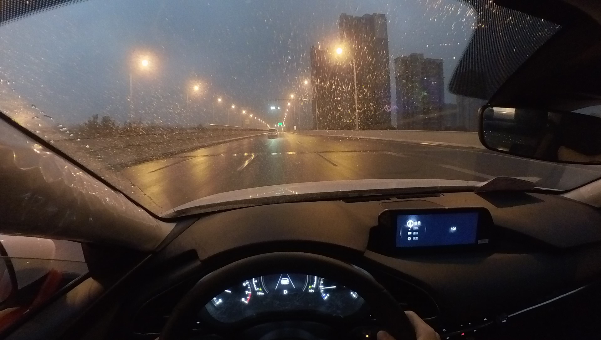 新马三昂克赛拉,新手上路,第一次开车就遇到下雨天
