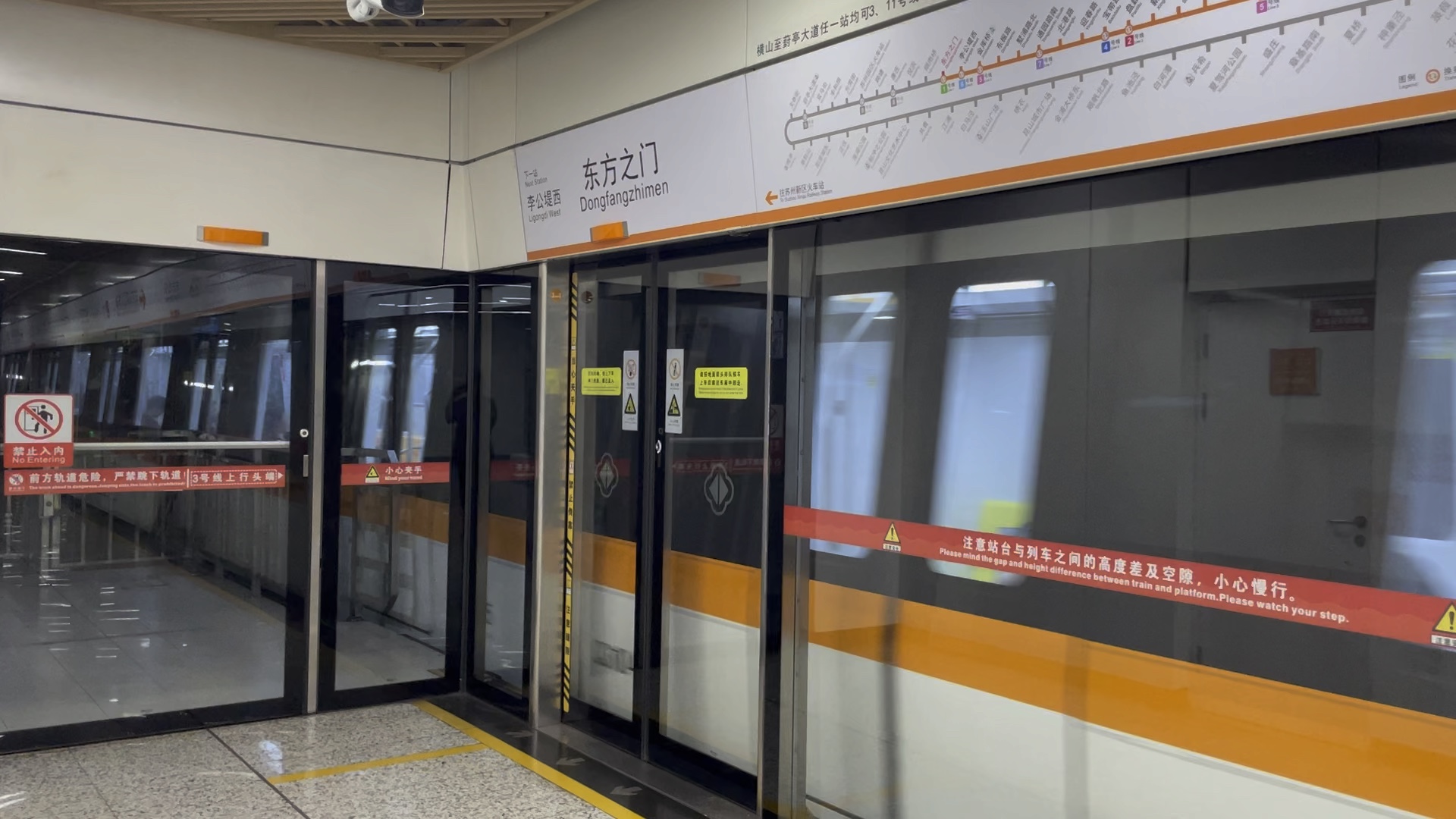 苏州地铁3号线新车311号车出东方之门站