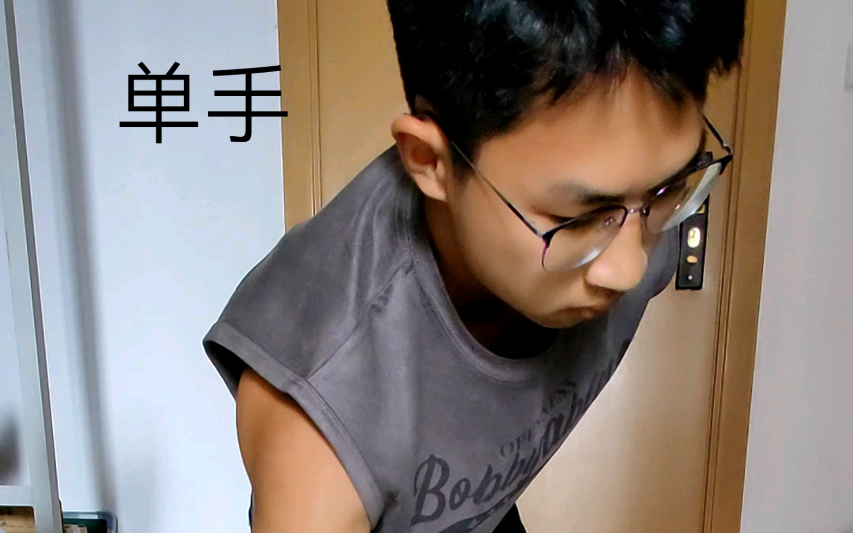 一次性42个单手俯卧撑